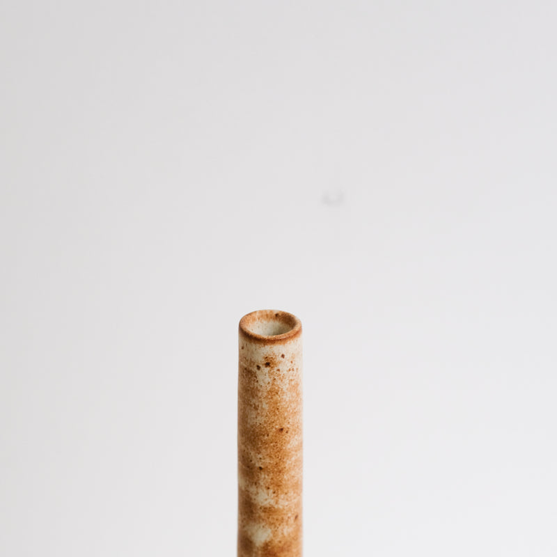Vase bouteille en grès H 35cm - blanc orangé par Kim Lê chez Brutal Ceramics