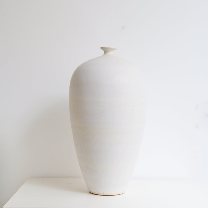 Vase en grès H 47cm - blanc mat  par Kim Lê chez Brutal Ceramics