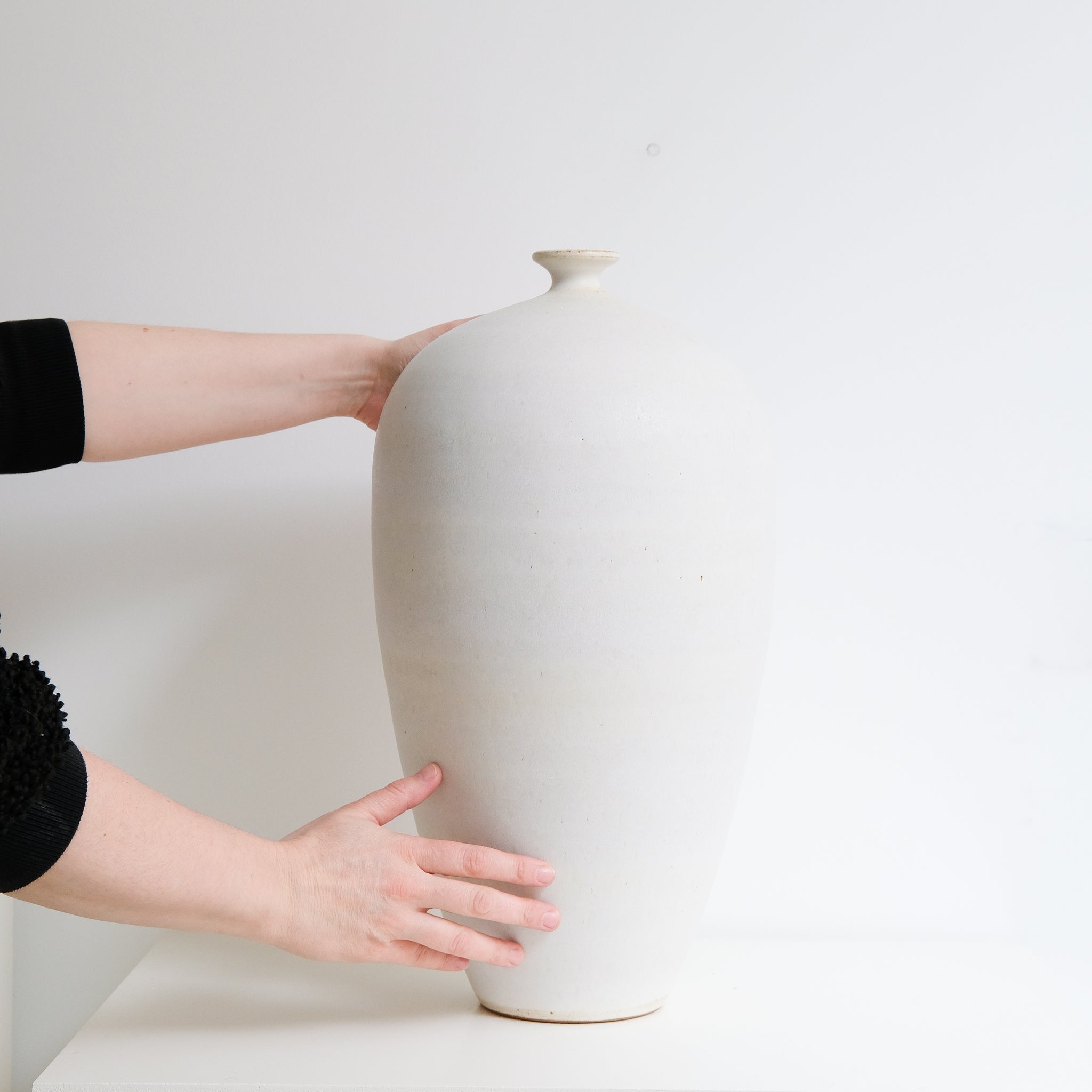 Vase en grès H 47cm - blanc mat  par Kim Lê chez Brutal Ceramics
