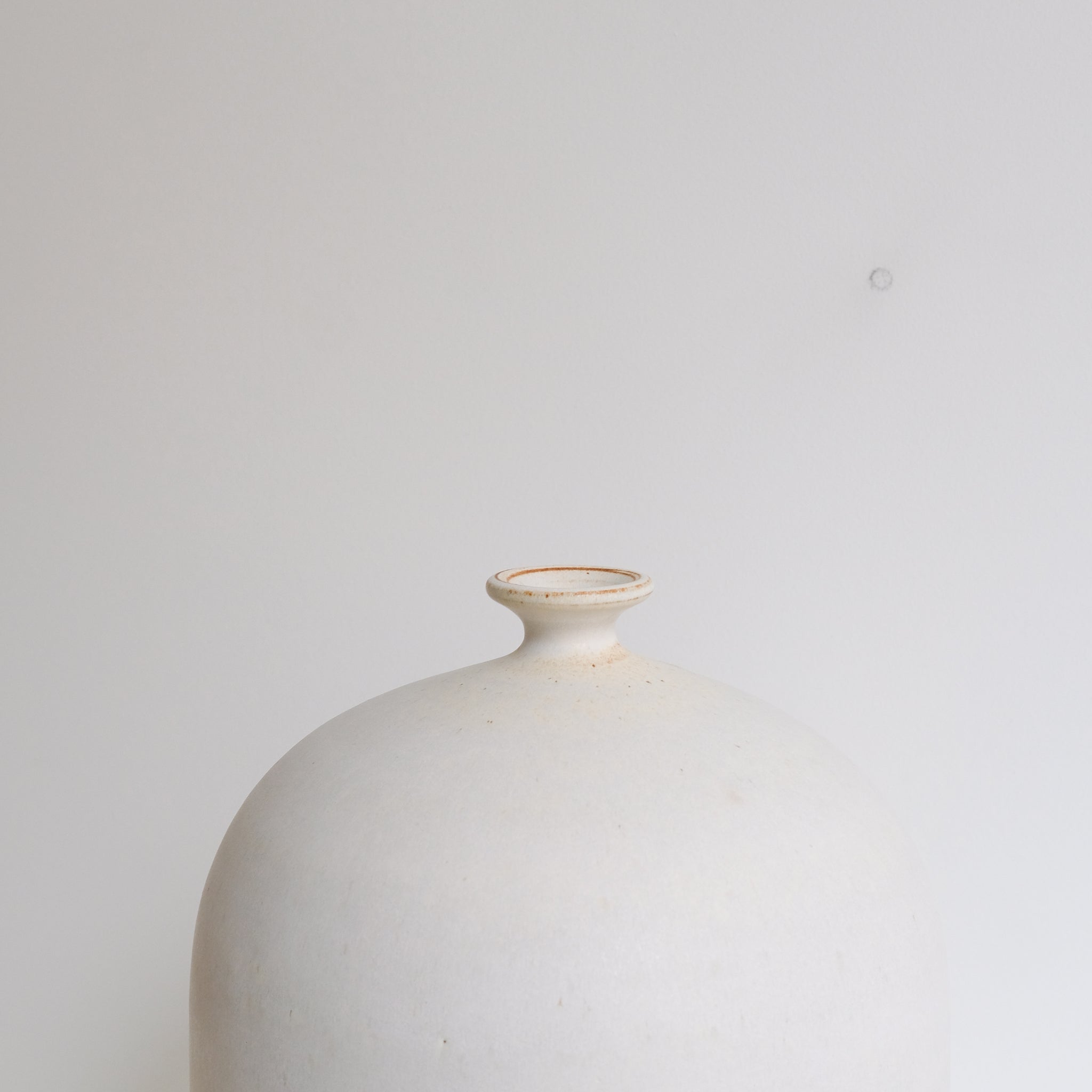 Vase en grès H 47cm - blanc mat  par Kim Lê chez Brutal Ceramics