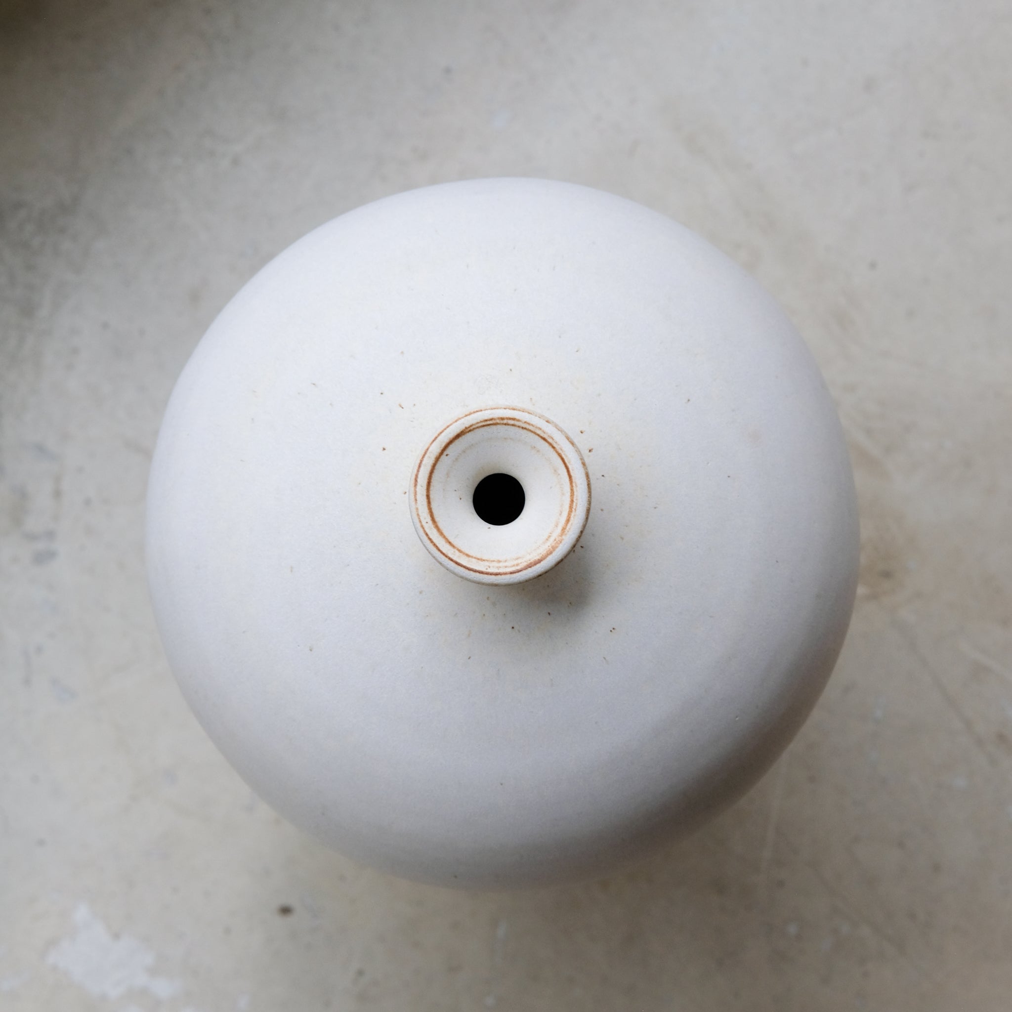 Vase en grès H 47cm - blanc mat  par Kim Lê chez Brutal Ceramics