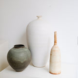 Vase en grès H 22cm - vert mat par Kim Lê chez Brutal Ceramics
