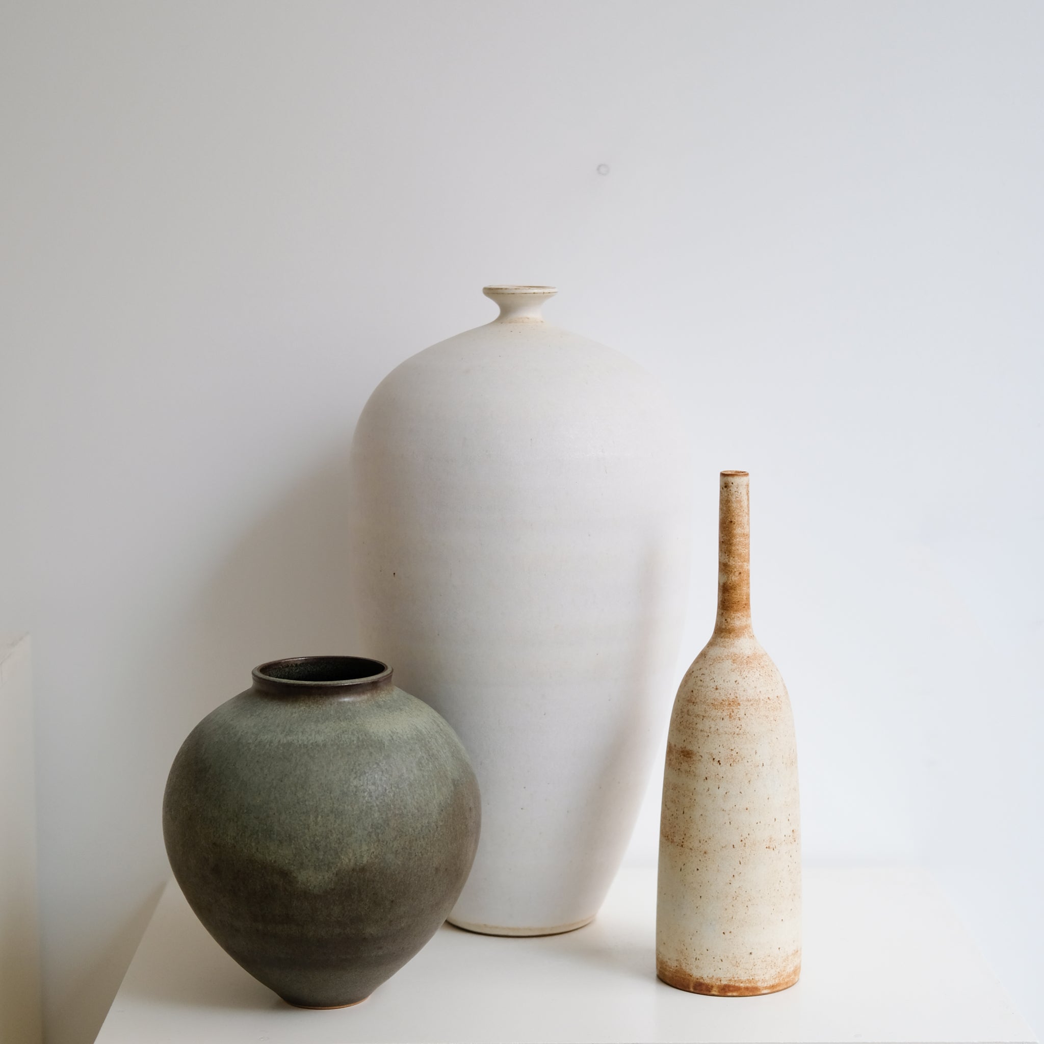 Vase bouteille en grès H 35cm - blanc orangé par Kim Lê chez Brutal Ceramics