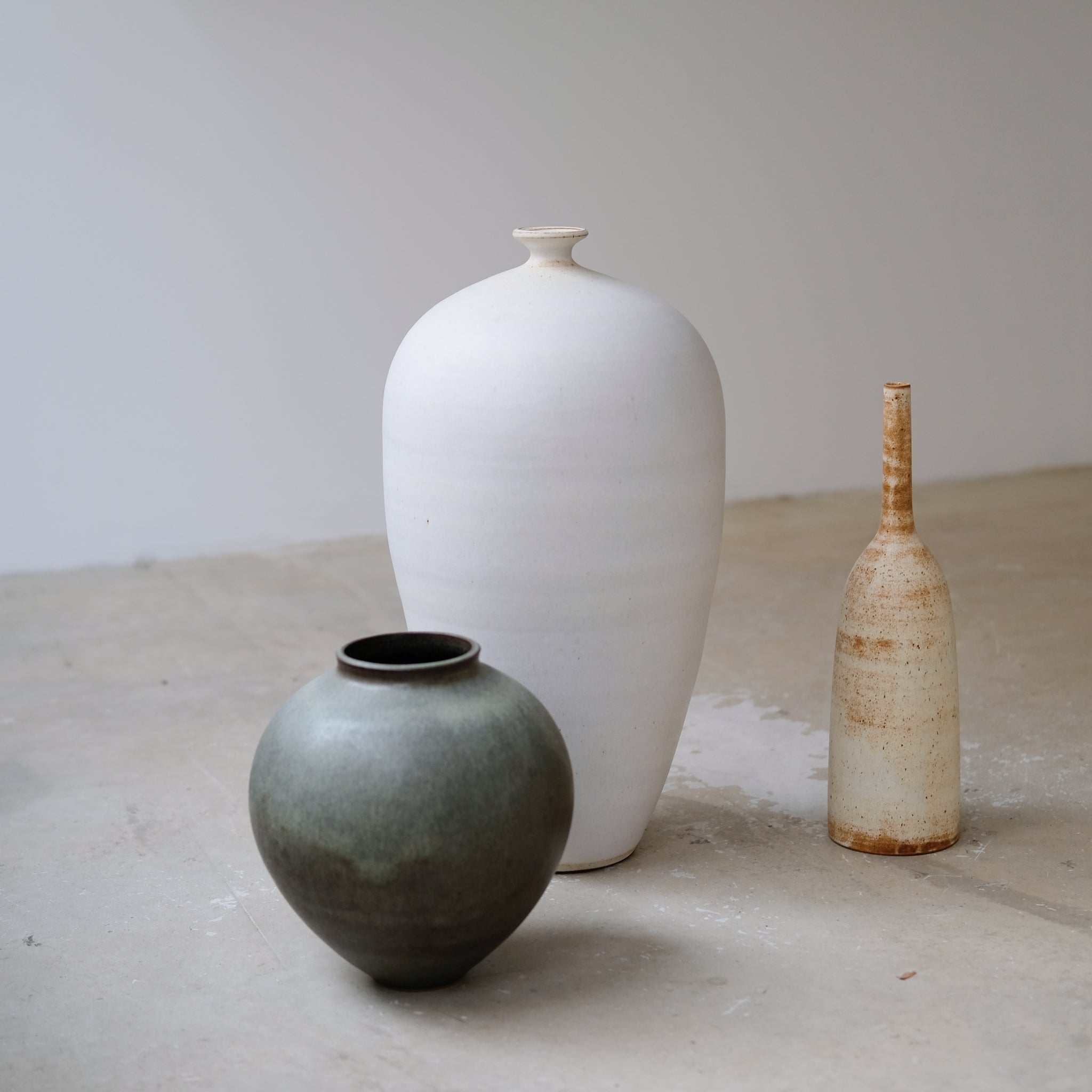 Vase en grès H 47cm - blanc mat  par Kim Lê chez Brutal Ceramics