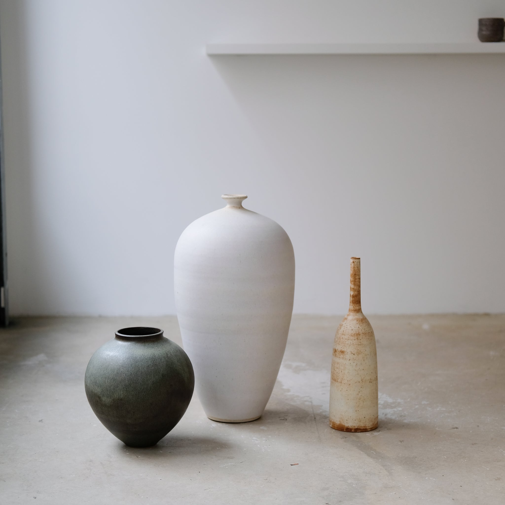 Vase en grès H 22cm - vert mat par Kim Lê chez Brutal Ceramics