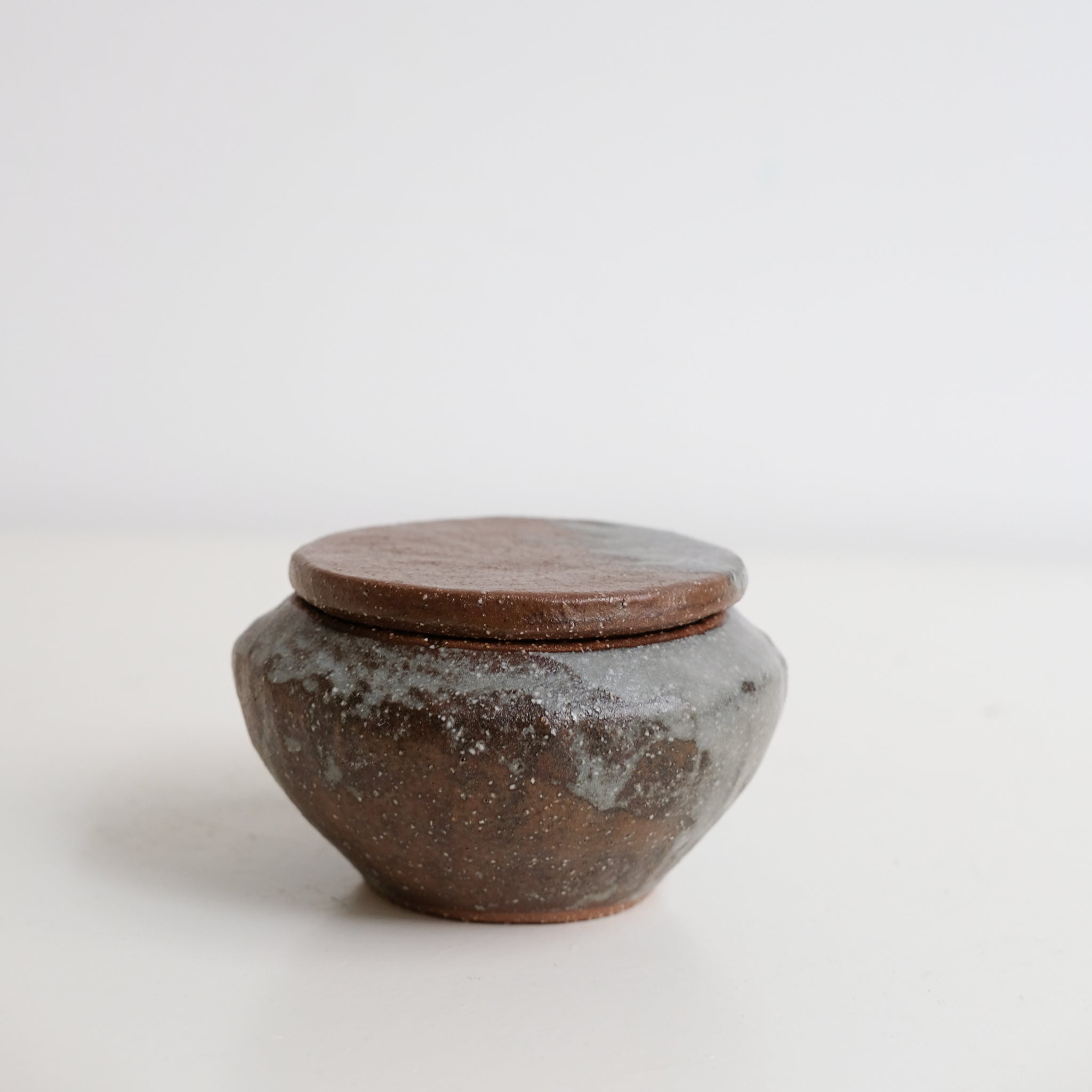 Boite S en grès H 6cm - marron gris de Lola Moreau chez Brutal Ceramics