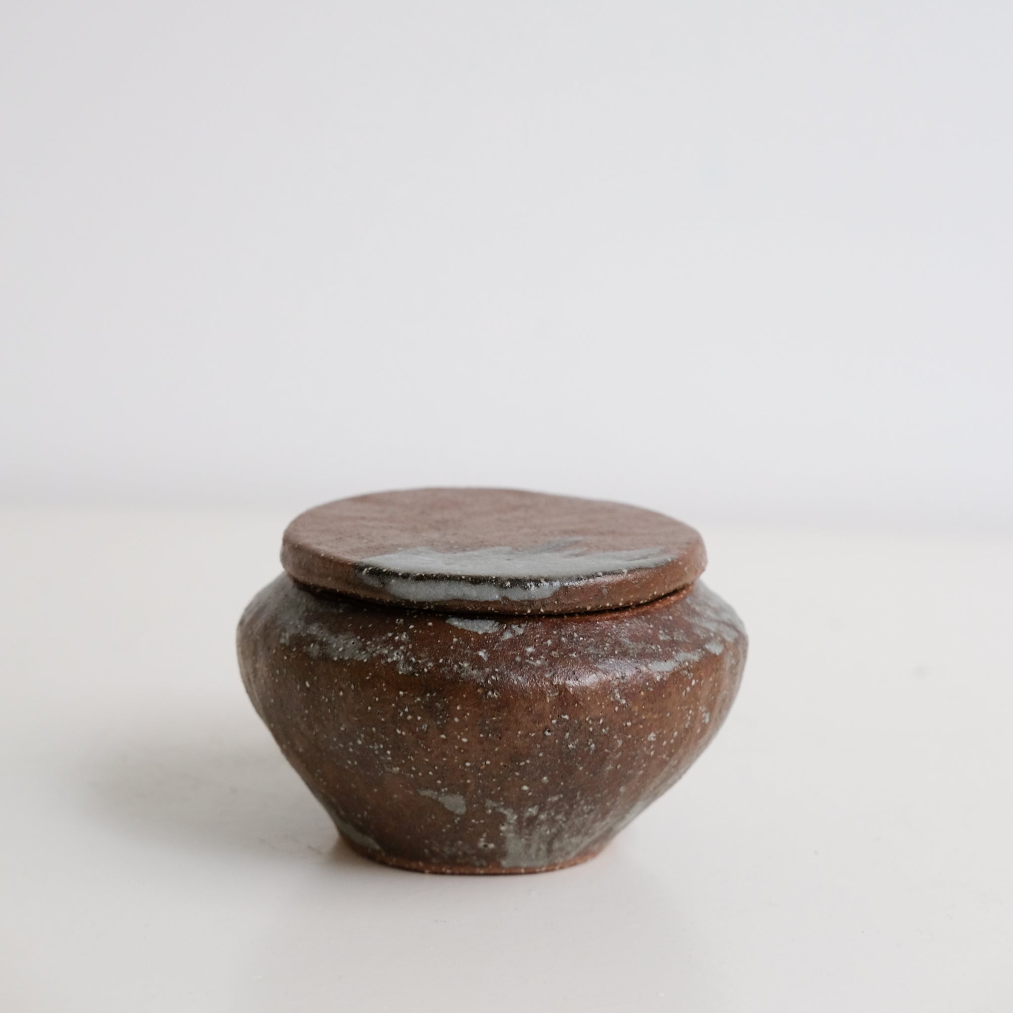 Boite S en grès H 6cm - marron gris de Lola Moreau chez Brutal Ceramics