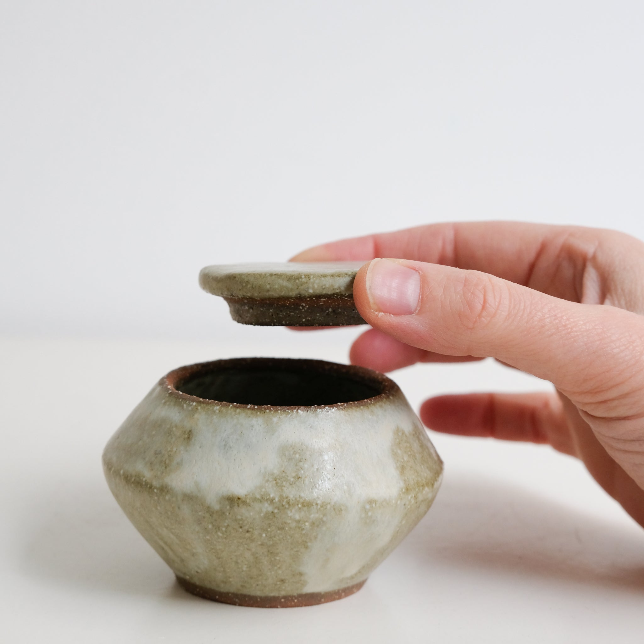 Boite S en grès D 9cm - blanc vert de Lola Moreau chez Brutal Ceramics