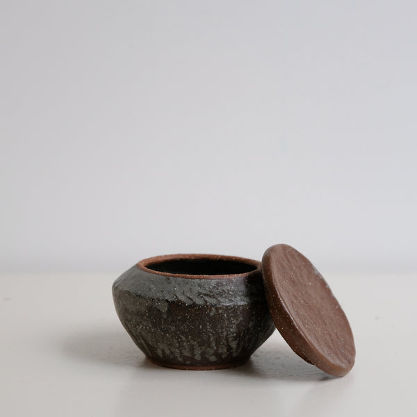 Boite M en grès D 10cm - marron gris de Lola Moreau chez Brutal Ceramics