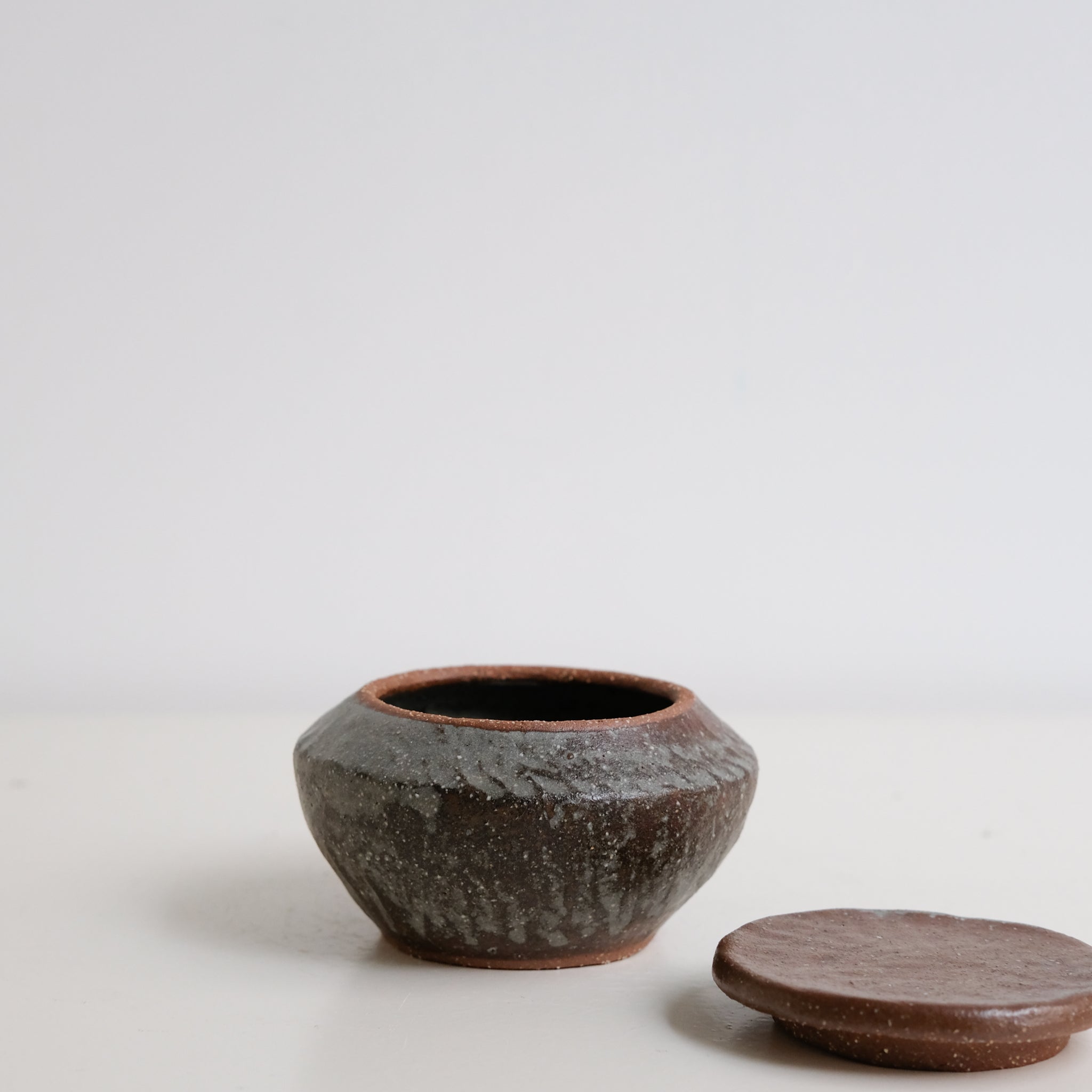 Boite M en grès D 10cm - marron gris de Lola Moreau chez Brutal Ceramics