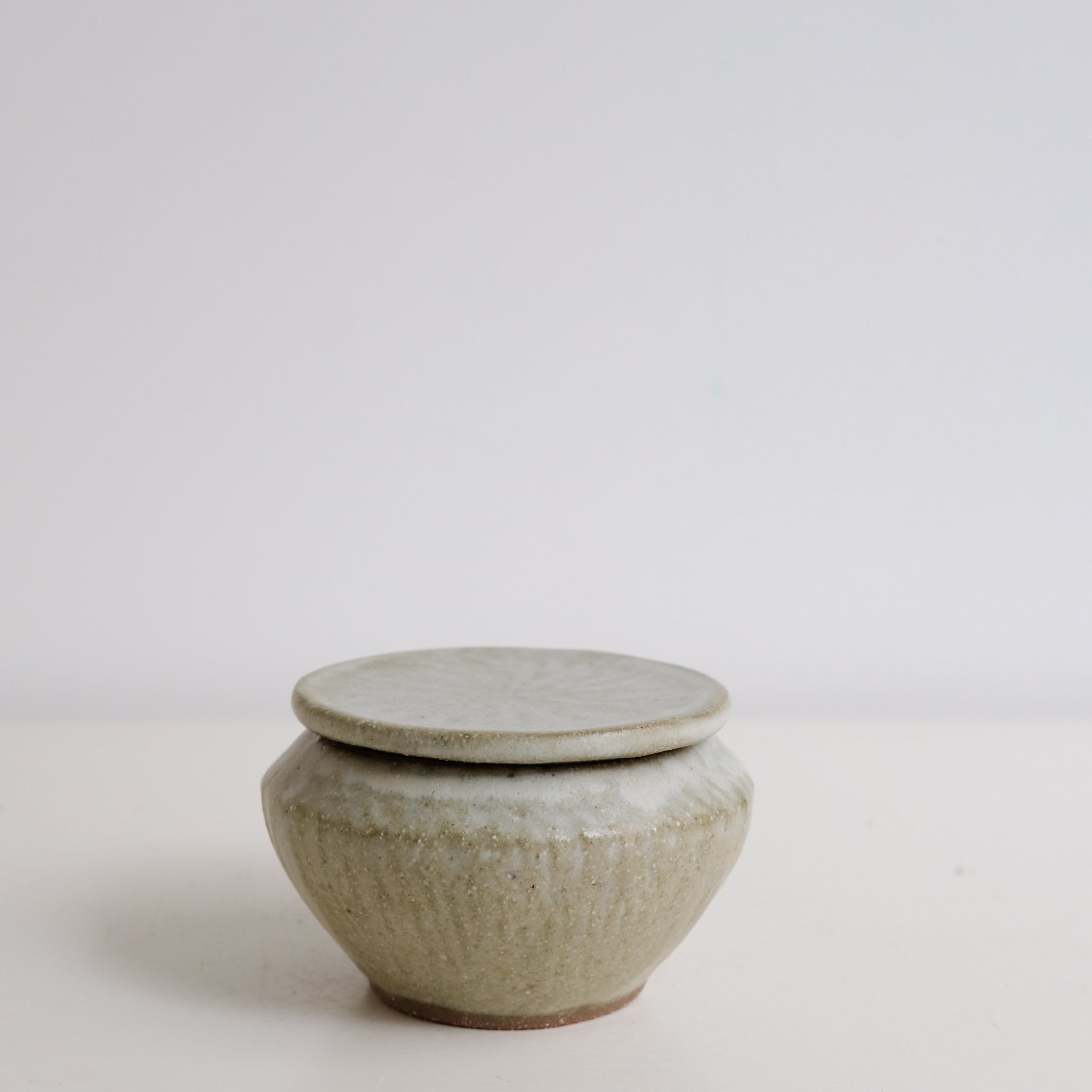 Boite M en grès D 9cm - blanc vert de Lola Moreau chez Brutal Ceramics