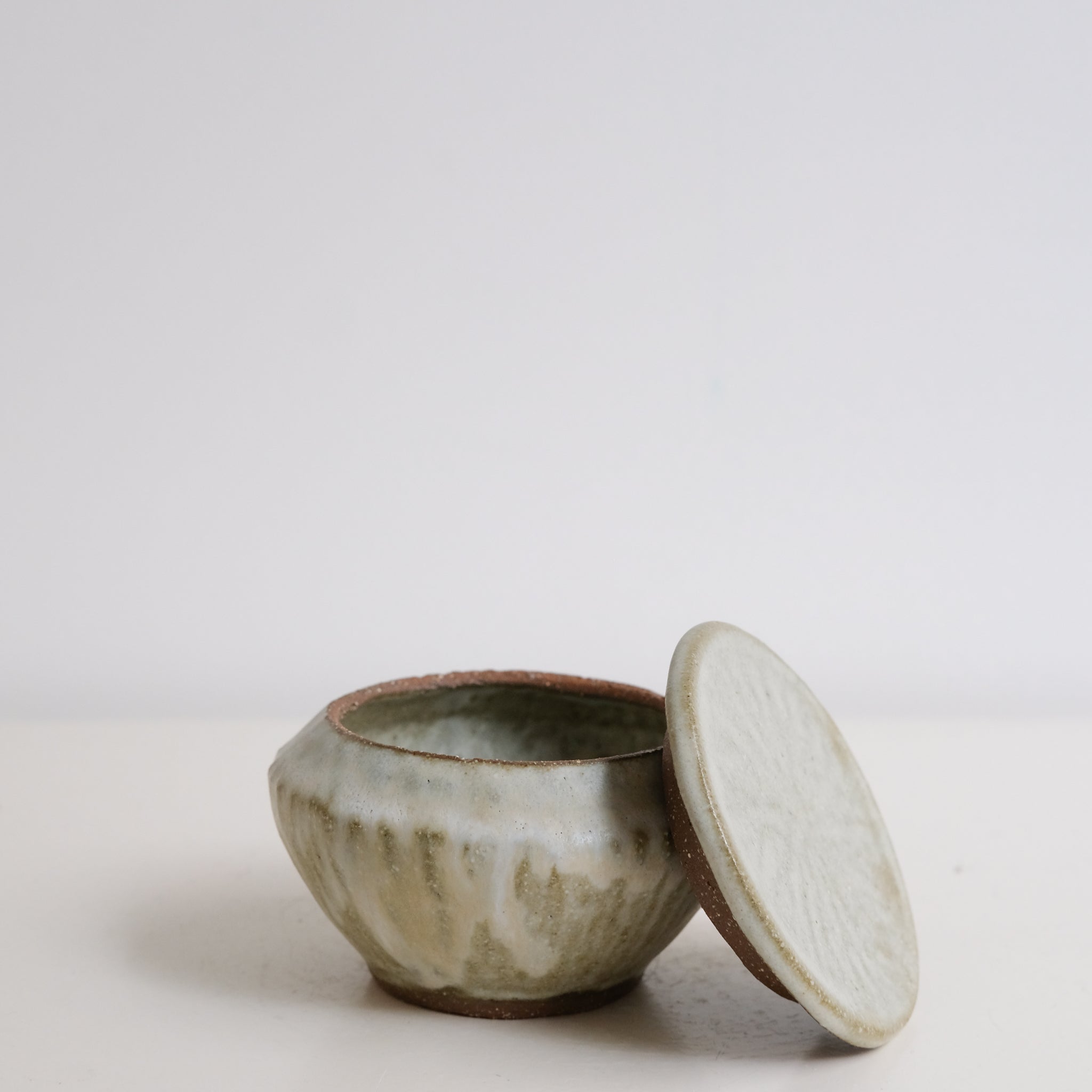 Boite M en grès D 9cm - blanc vert de Lola Moreau chez Brutal Ceramics