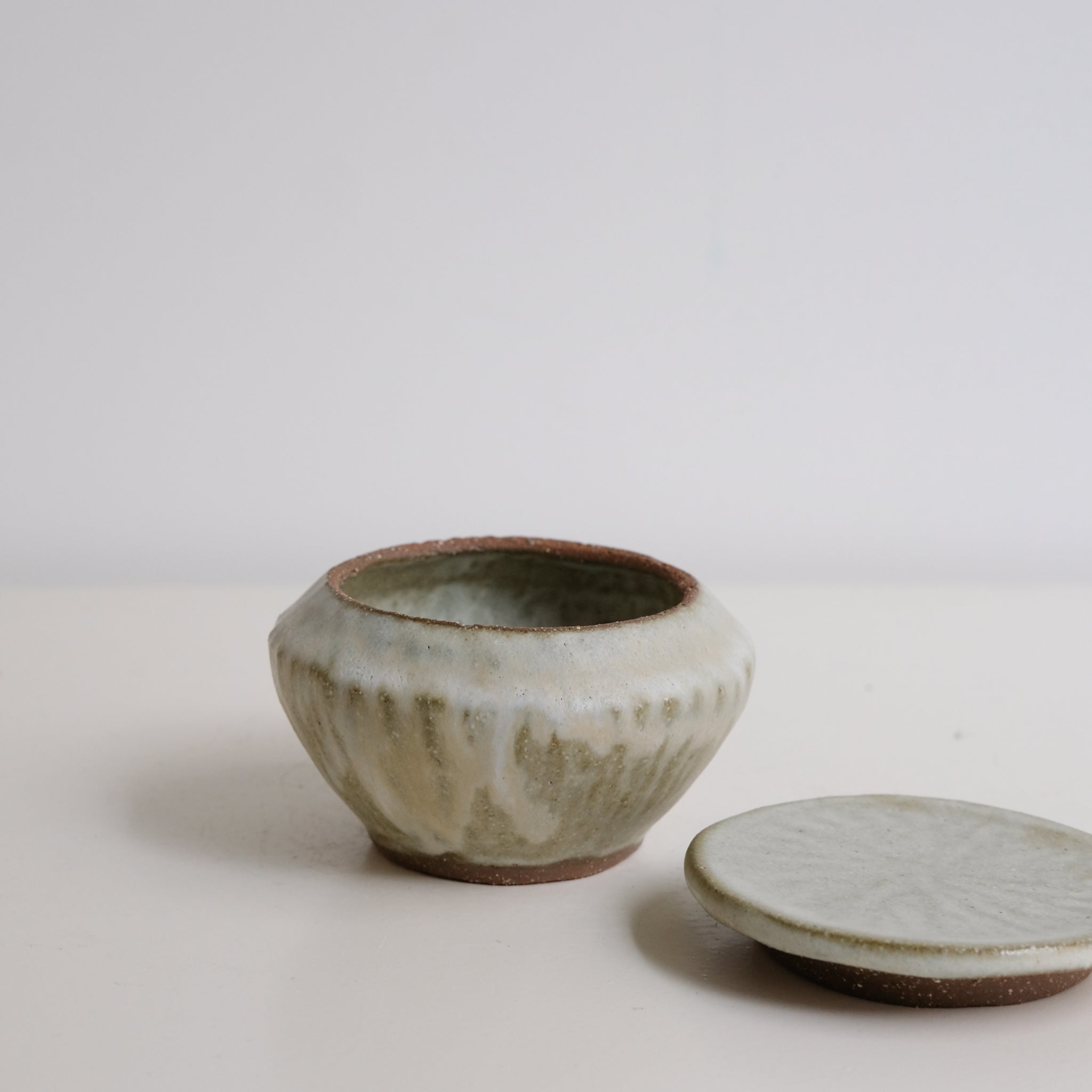 Boite M en grès D 9cm - blanc vert de Lola Moreau chez Brutal Ceramics