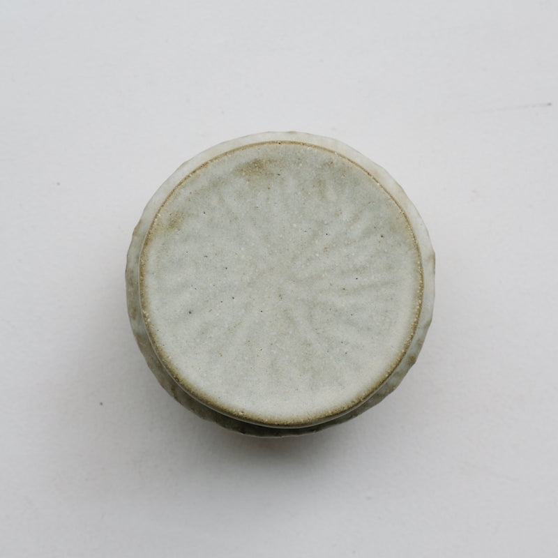 Boite M en grès D 9cm - blanc vert de Lola Moreau chez Brutal Ceramics