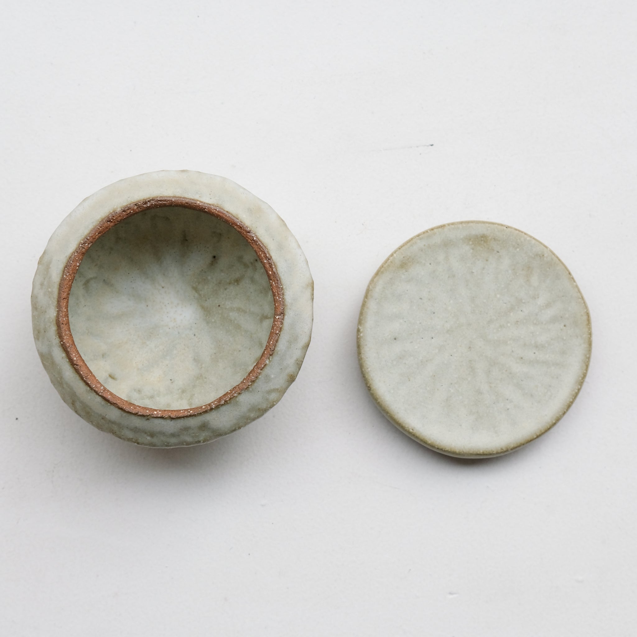 Boite M en grès D 9cm - blanc vert de Lola Moreau chez Brutal Ceramics