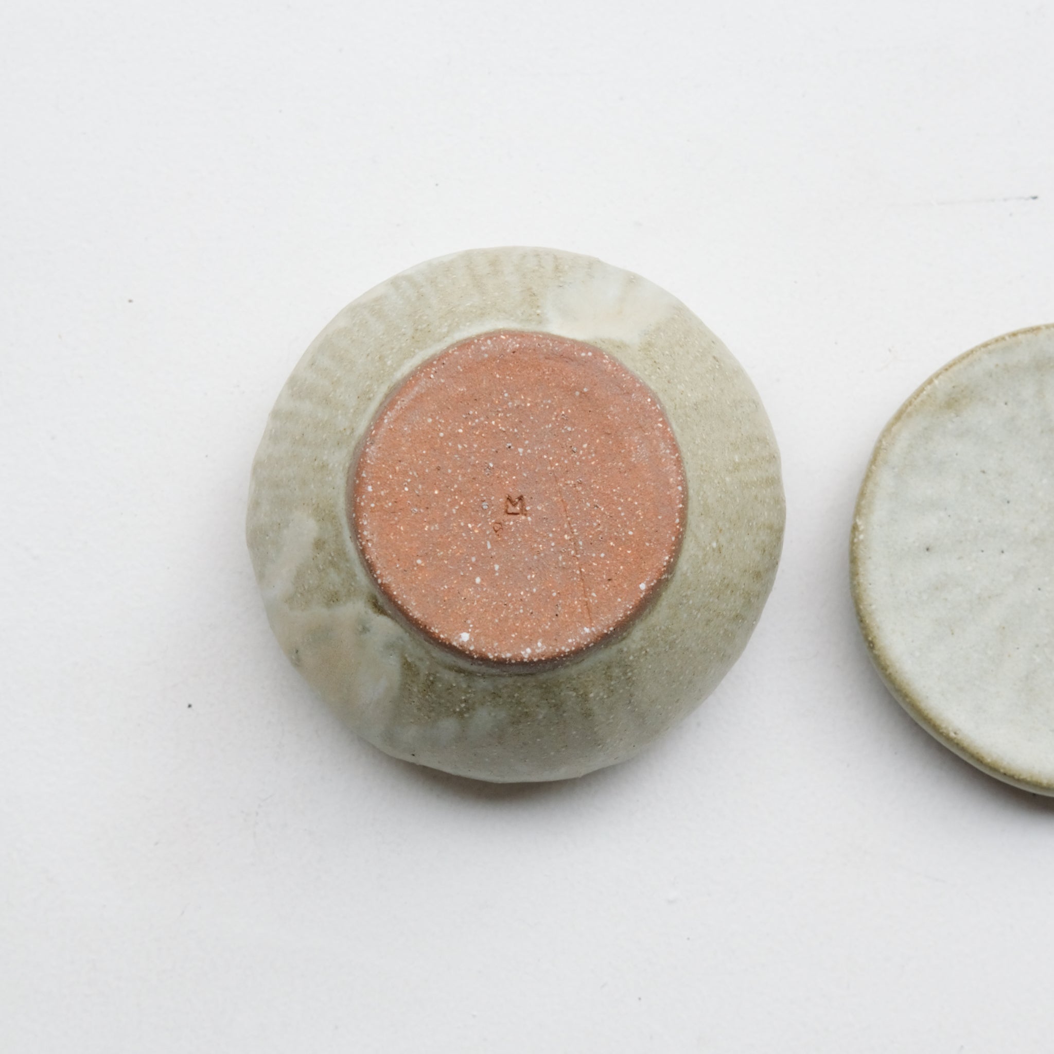 Boite M en grès D 9cm - blanc vert de Lola Moreau chez Brutal Ceramics