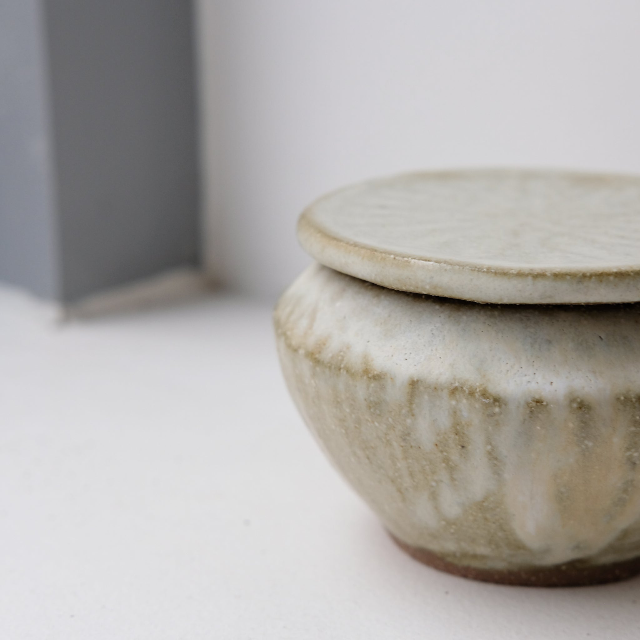 Boite M en grès D 9cm - blanc vert de Lola Moreau chez Brutal Ceramics