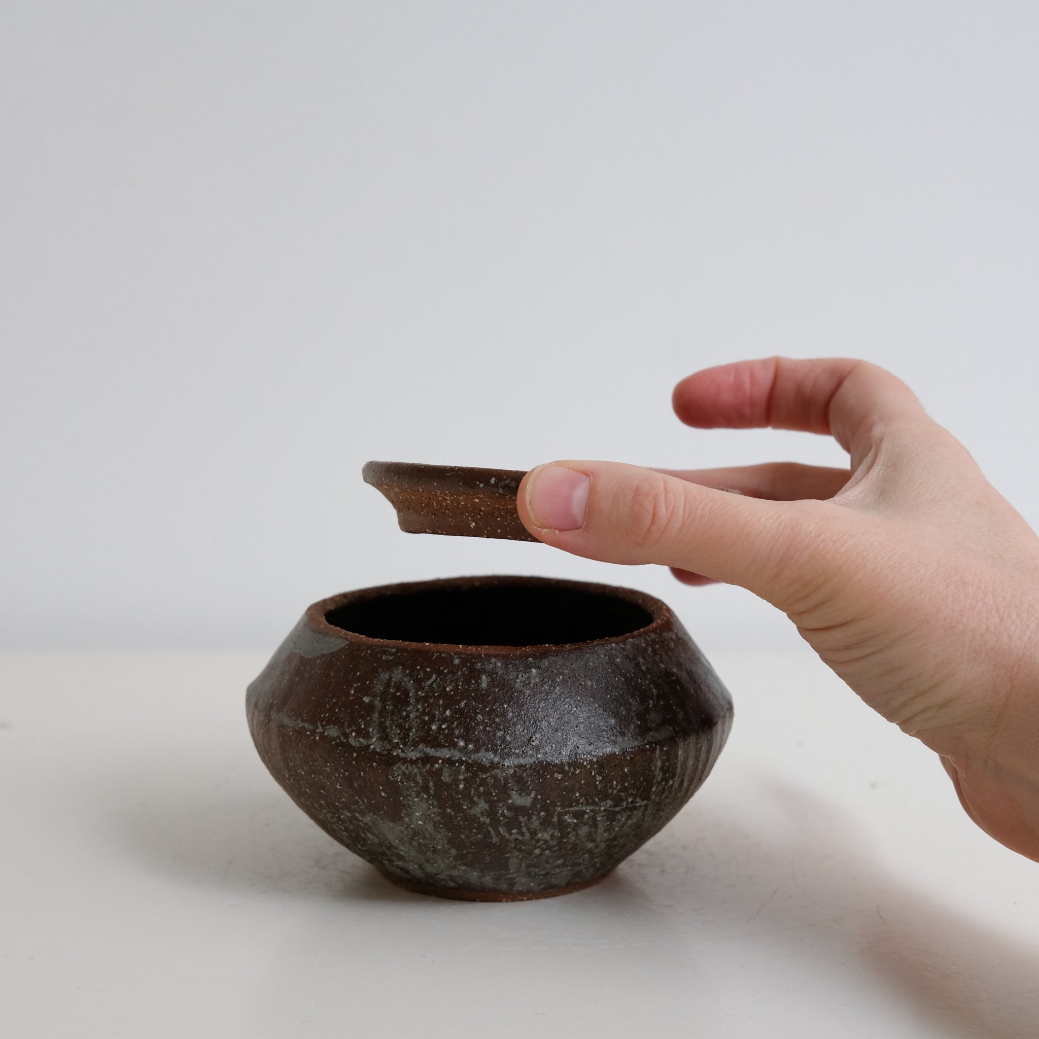 Boite L en grès D 12cm - marron gris de Lola Moreau chez Brutal Ceramics