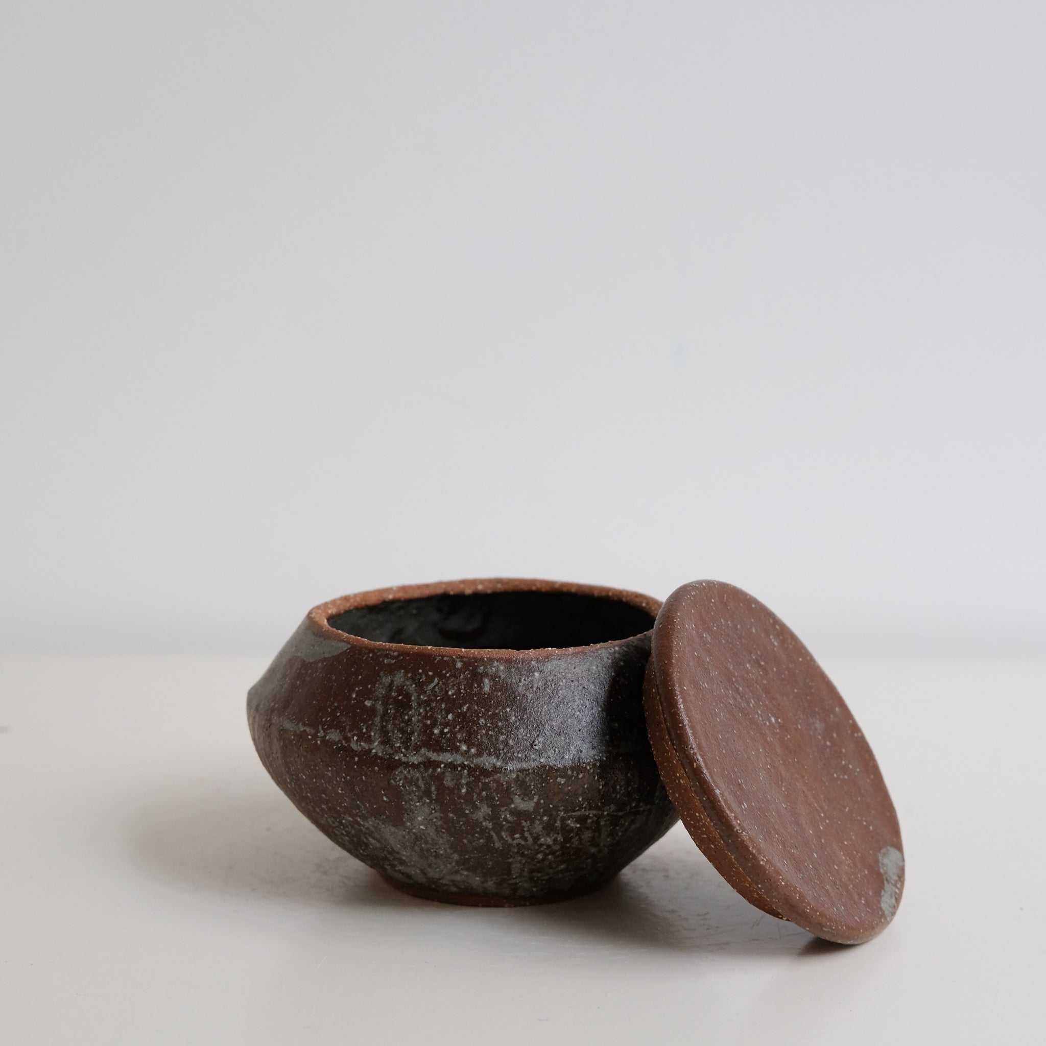 Boite L en grès D 12cm - marron gris de Lola Moreau chez Brutal Ceramics