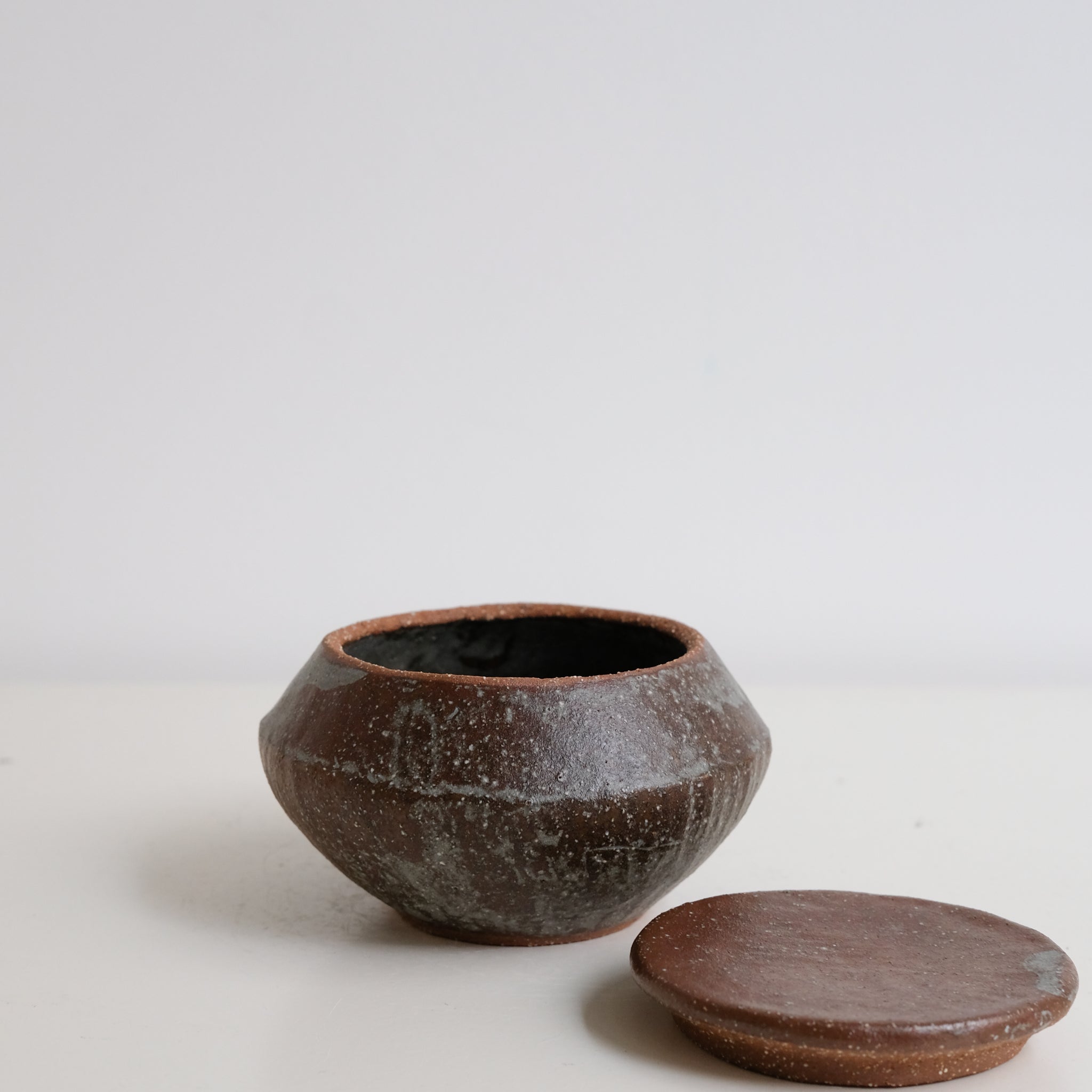 Boite L en grès D 12cm - marron gris de Lola Moreau chez Brutal Ceramics