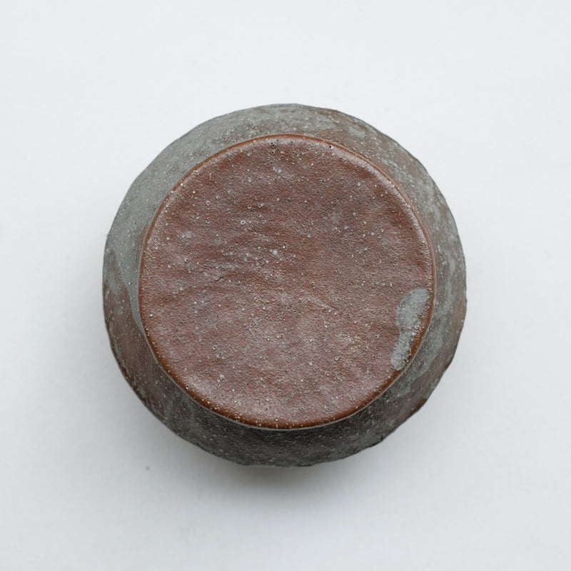 Boite L en grès D 12cm - marron gris de Lola Moreau chez Brutal Ceramics
