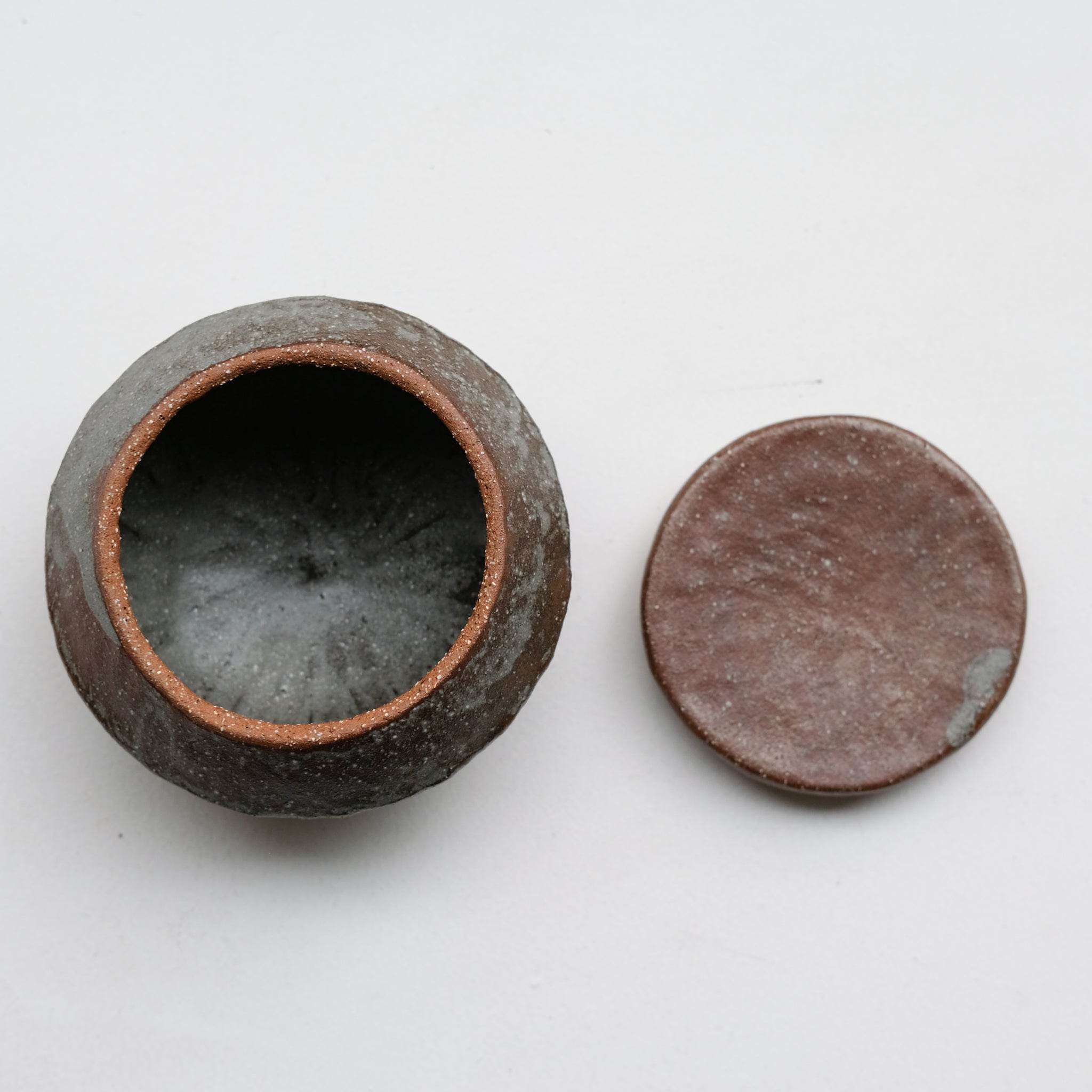Boite L en grès D 12cm - marron gris de Lola Moreau chez Brutal Ceramics