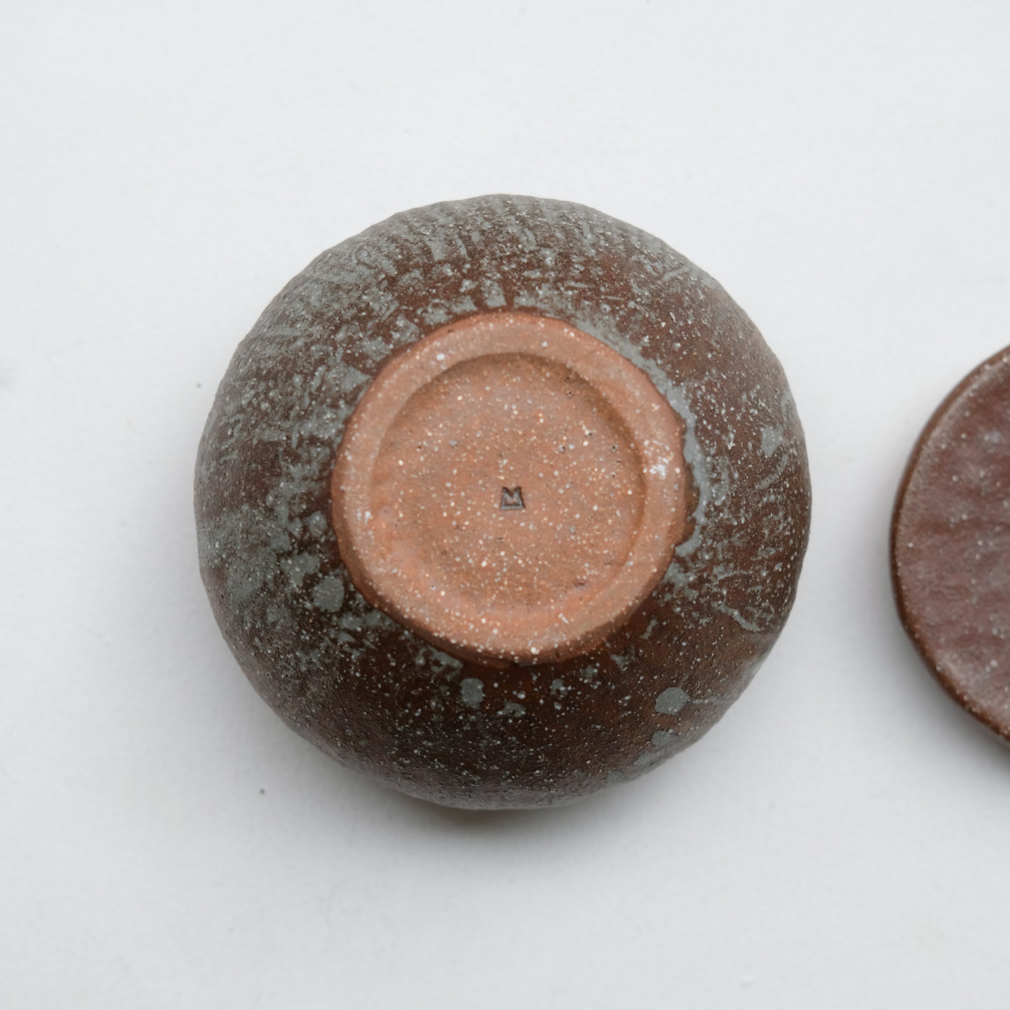 Boite L en grès D 12cm - marron gris de Lola Moreau chez Brutal Ceramics