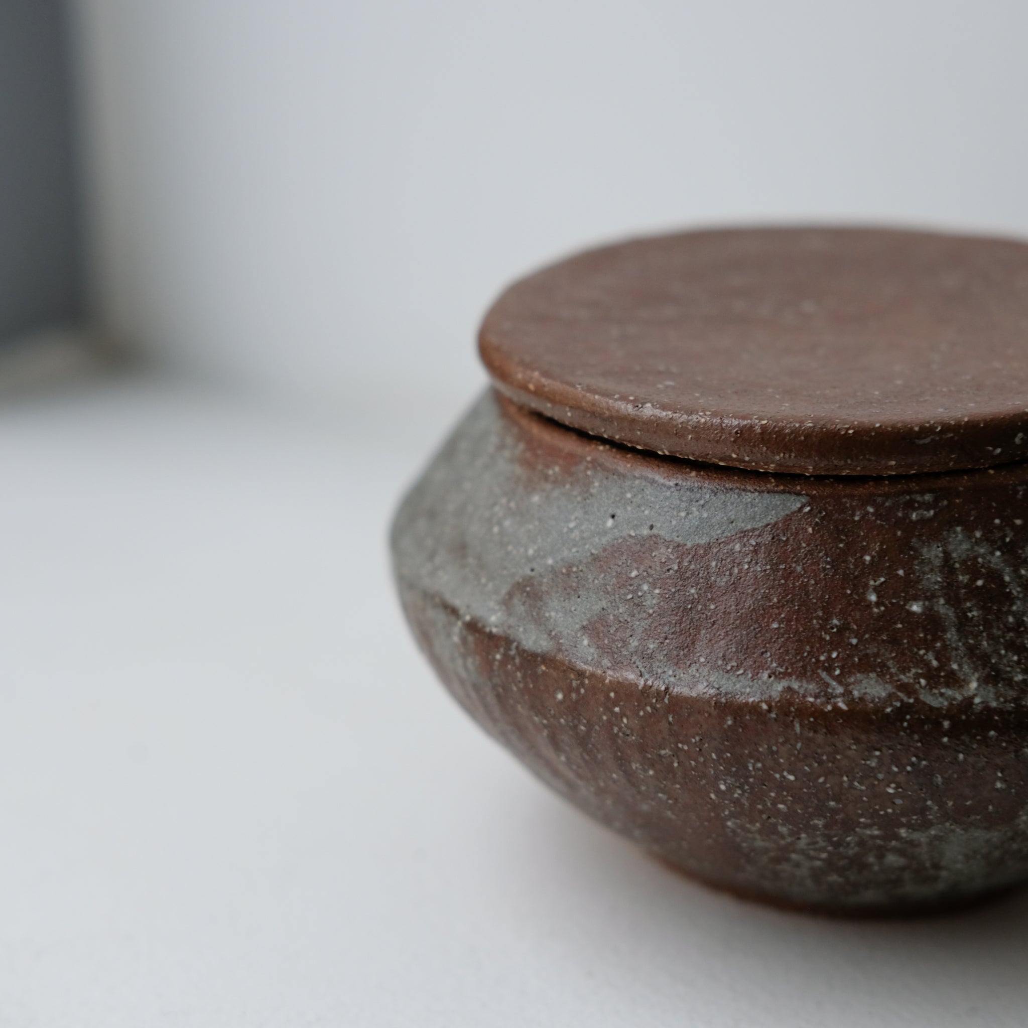 Boite L en grès D 12cm - marron gris de Lola Moreau chez Brutal Ceramics