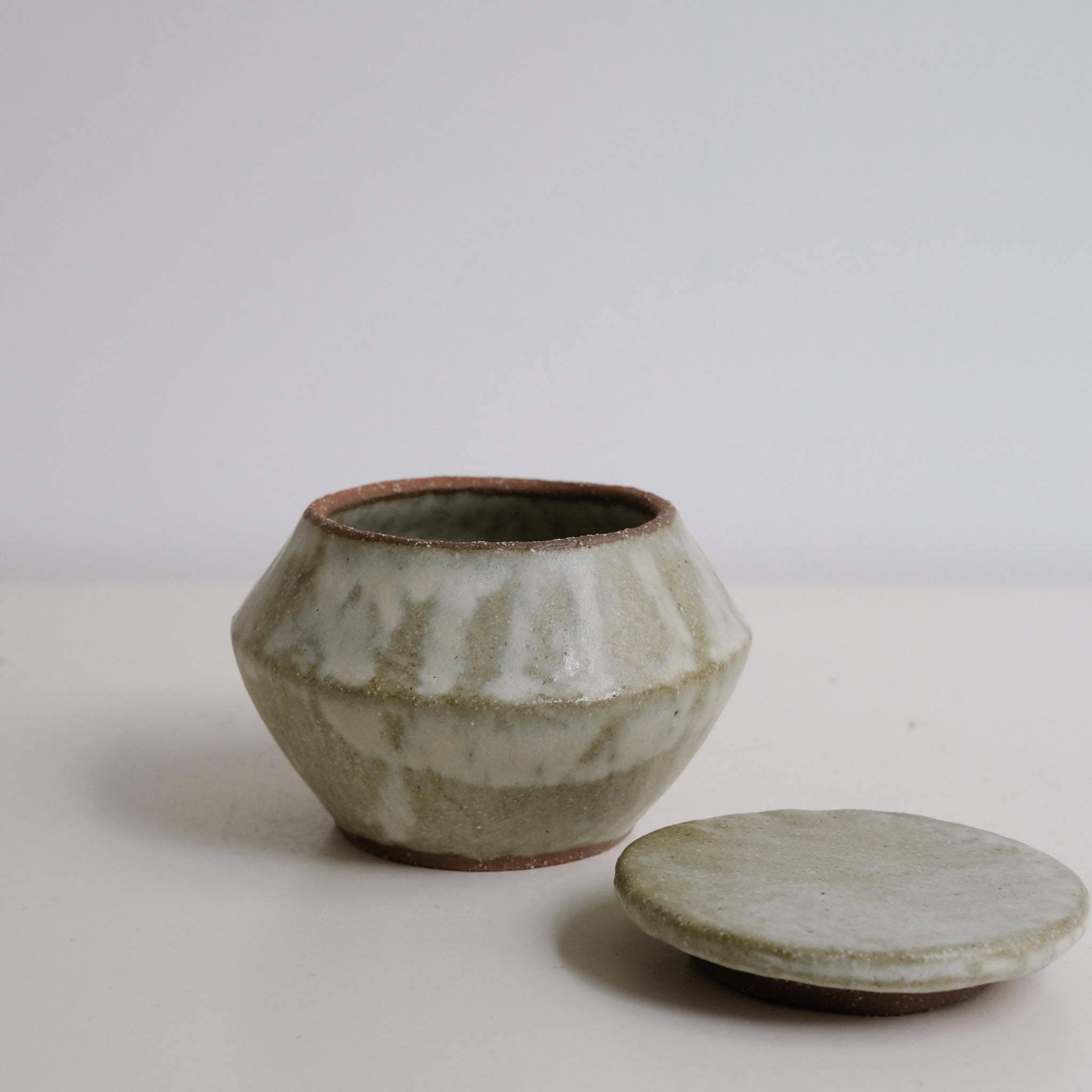 Boite L en grès D 12cm - blanc vert de Lola Moreau chez Brutal Ceramics