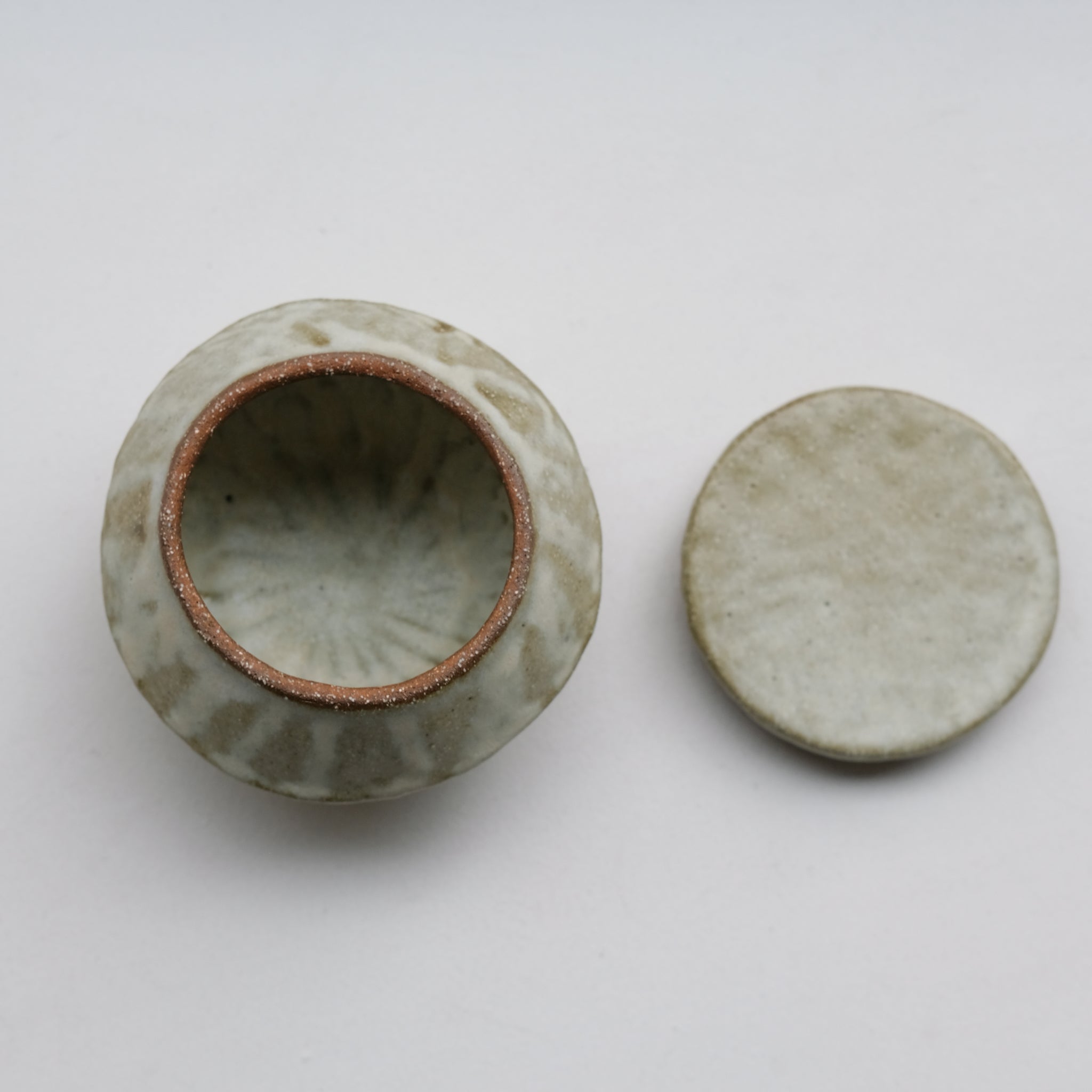 Boite L en grès D 12cm - blanc vert de Lola Moreau chez Brutal Ceramics
