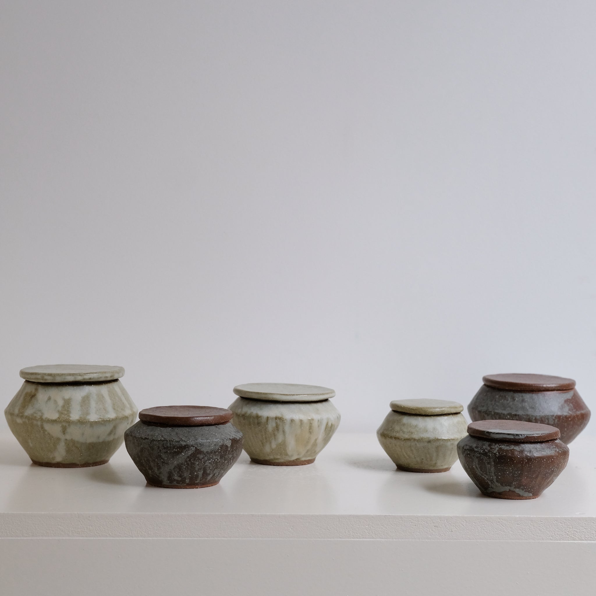 Boite L en grès D 12cm - marron gris de Lola Moreau chez Brutal Ceramics