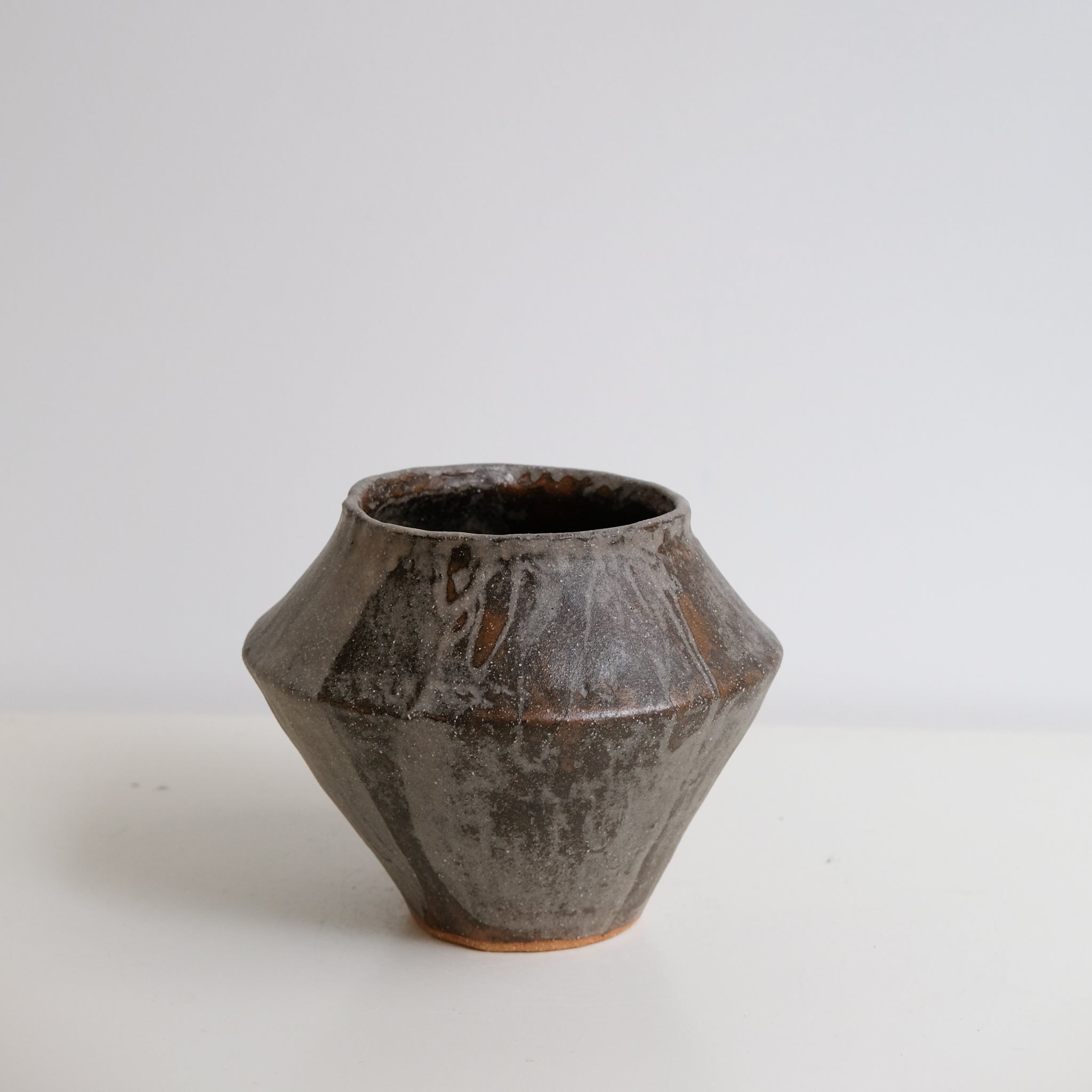Vase en grès H 13,5cm - marron gris de Lola Moreau chez Brutal Ceramics