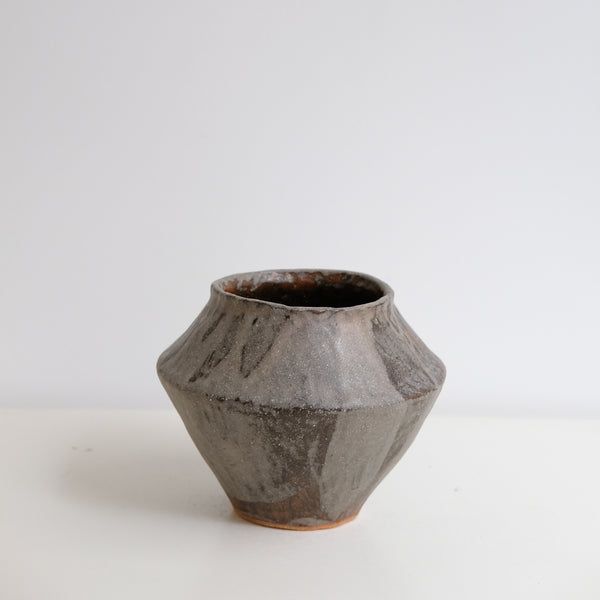 Vase en grès H 13,5cm - marron gris de Lola Moreau chez Brutal Ceramics