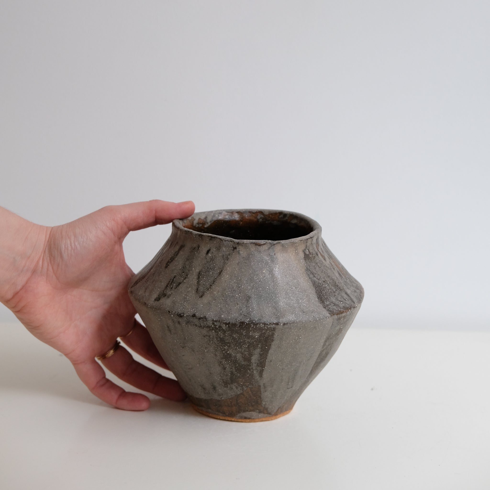 Vase en grès H 13,5cm - marron gris de Lola Moreau chez Brutal Ceramics