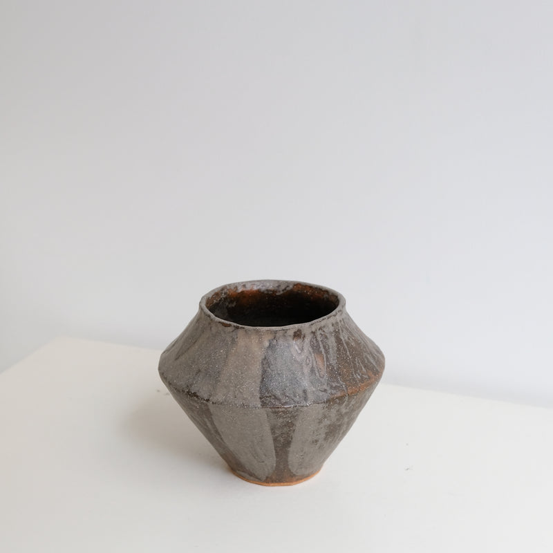 Vase en grès H 13,5cm - marron gris de Lola Moreau chez Brutal Ceramics