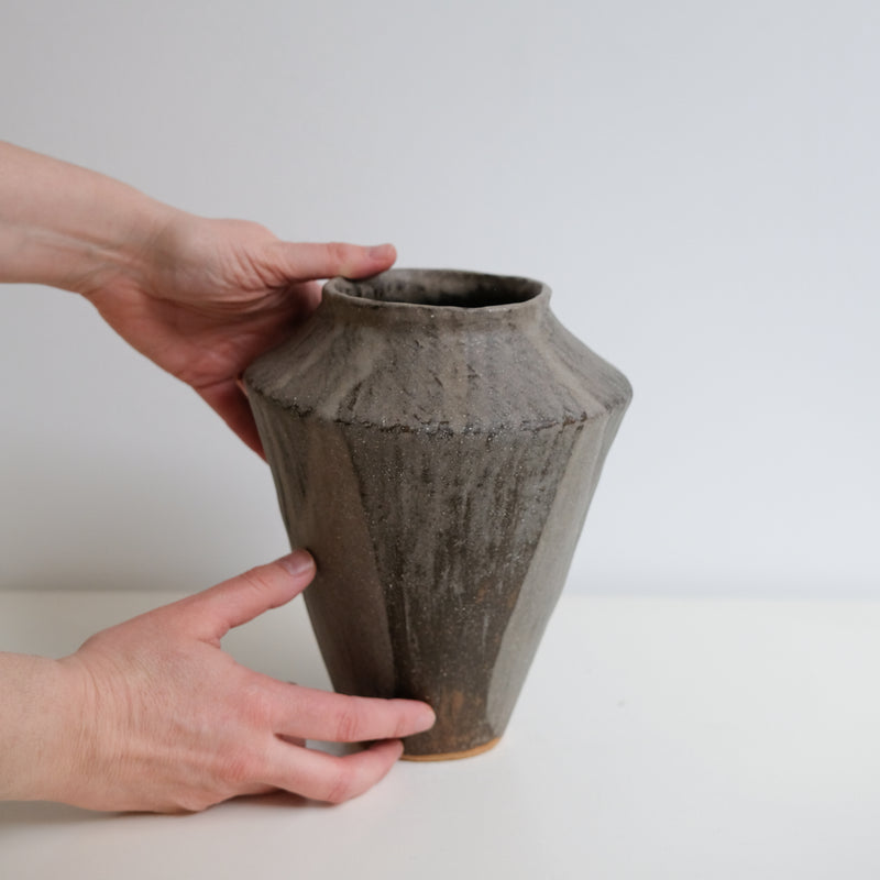 Vase en grès D 21cm - marron gris de Lola Moreau chez Brutal Ceramics