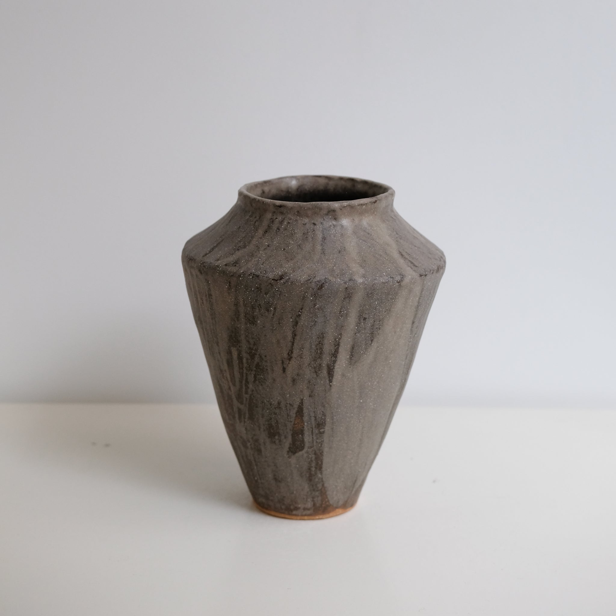 Vase en grès D 21cm - marron gris de Lola Moreau chez Brutal Ceramics