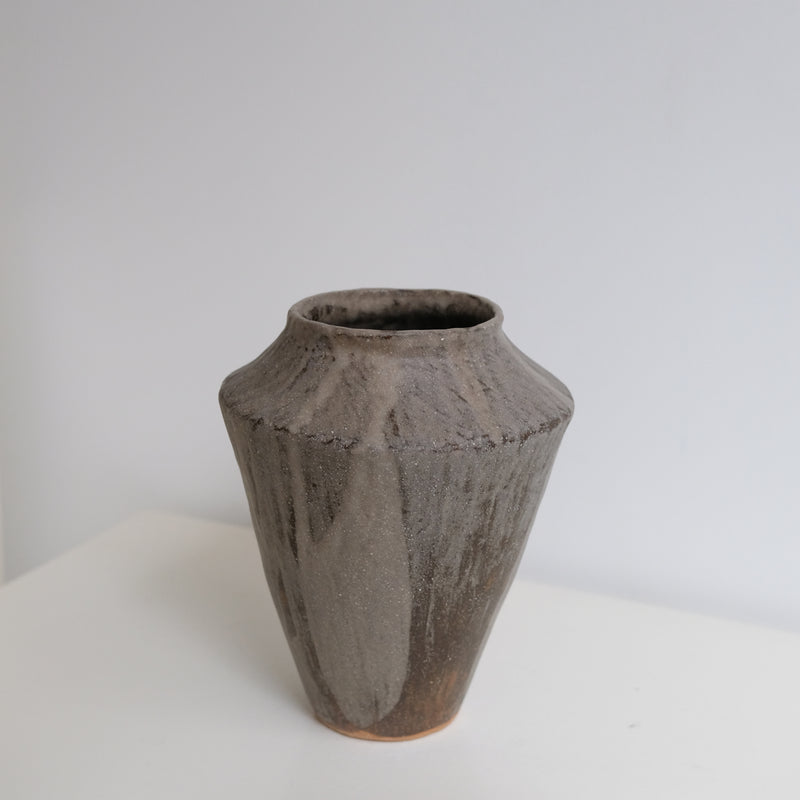 Vase en grès D 21cm - marron gris de Lola Moreau chez Brutal Ceramics