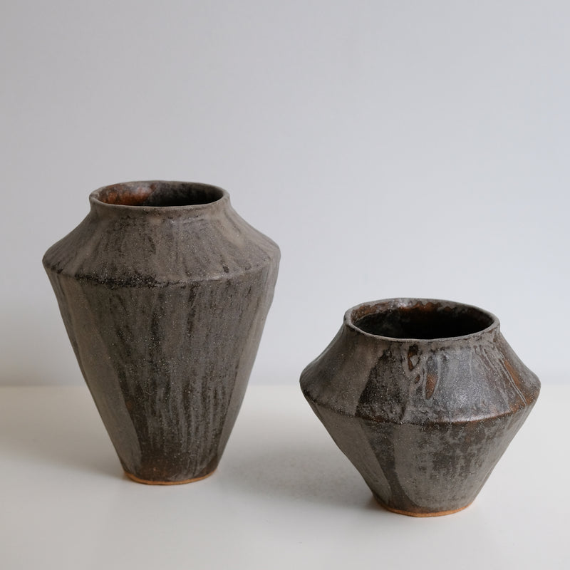 Vase en grès D 21cm - marron gris de Lola Moreau chez Brutal Ceramics