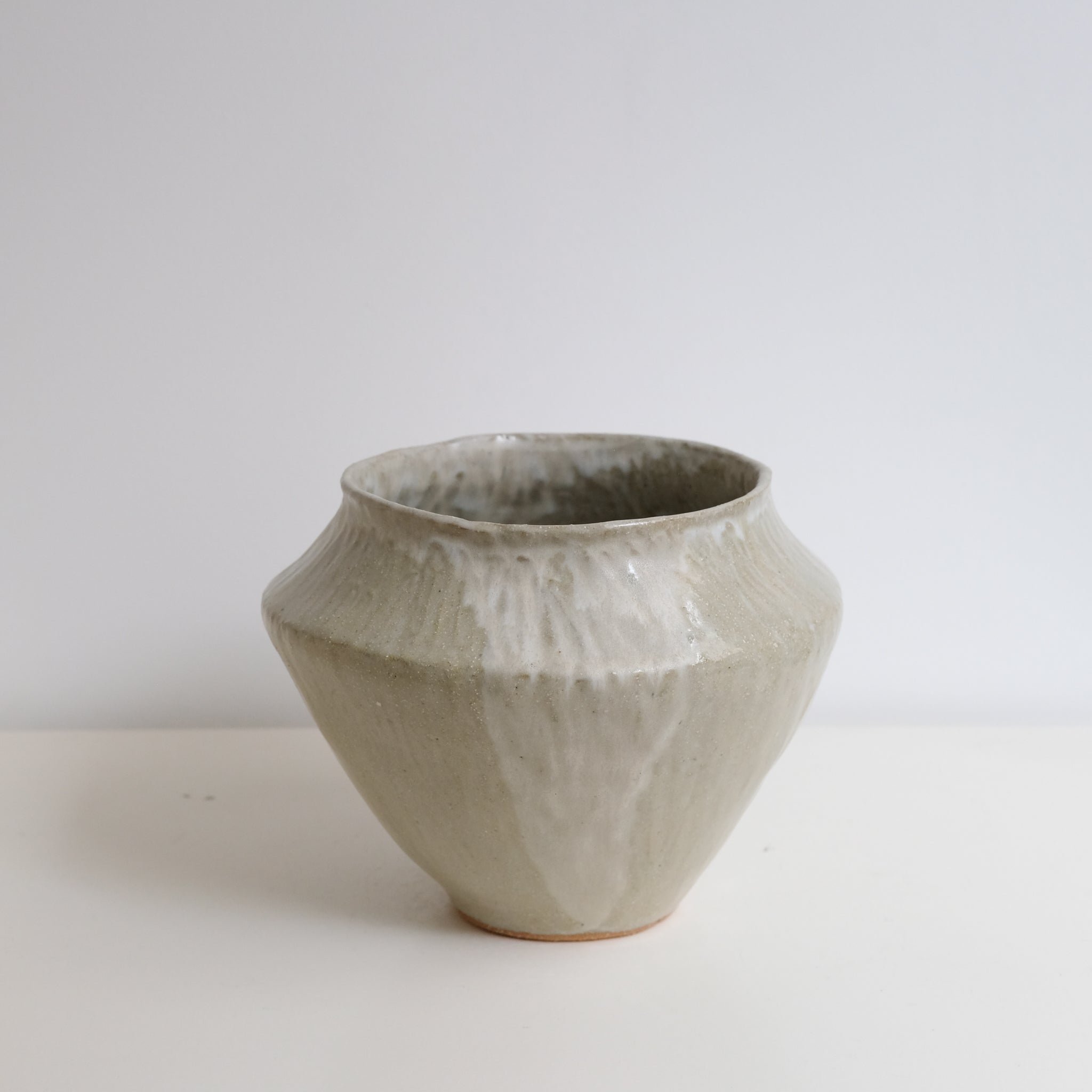 Vase en grès H 17,5cm - Blanc vert de Lola Moreau chez Brutal Ceramics