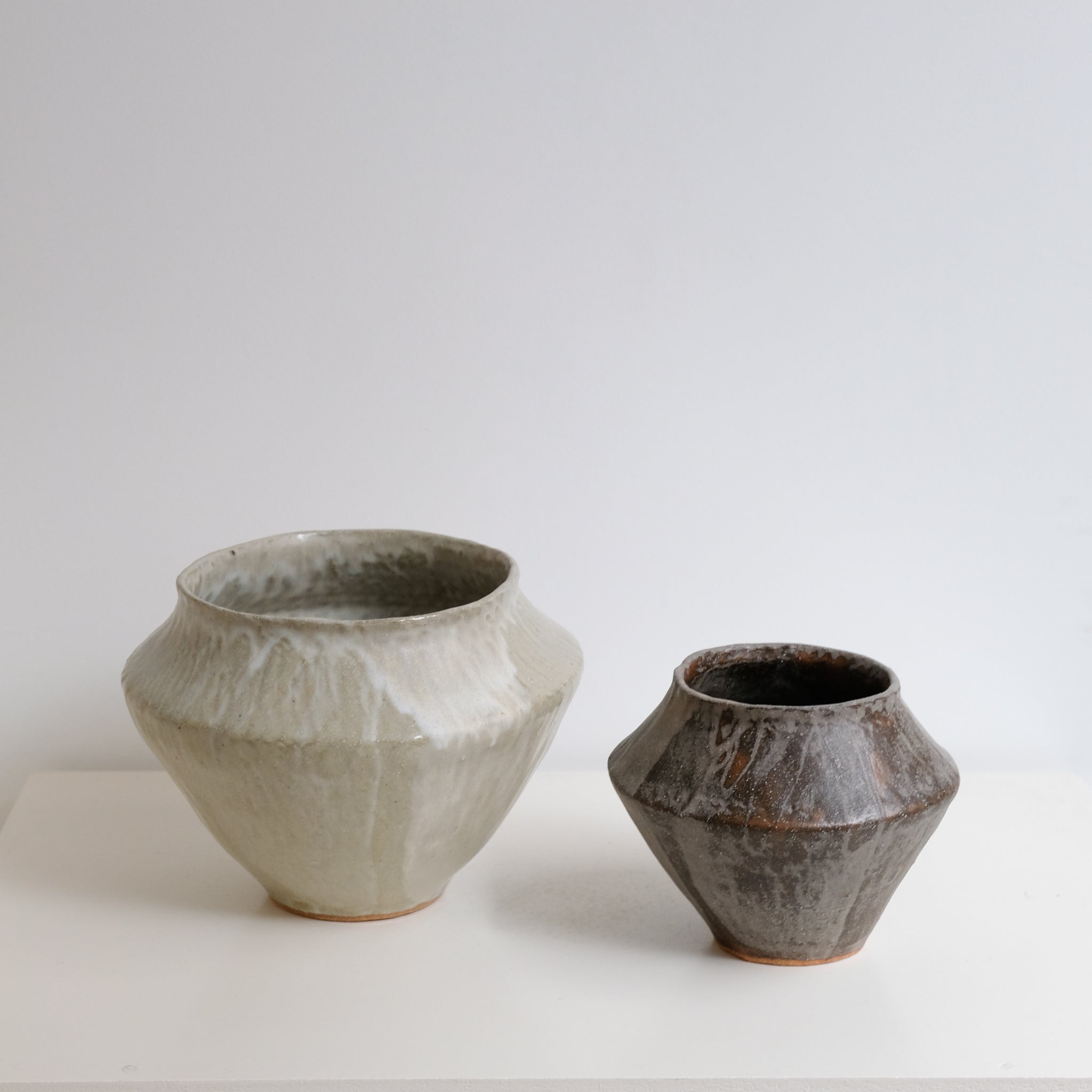 Vase en grès H 17,5cm - Blanc vert de Lola Moreau chez Brutal Ceramics