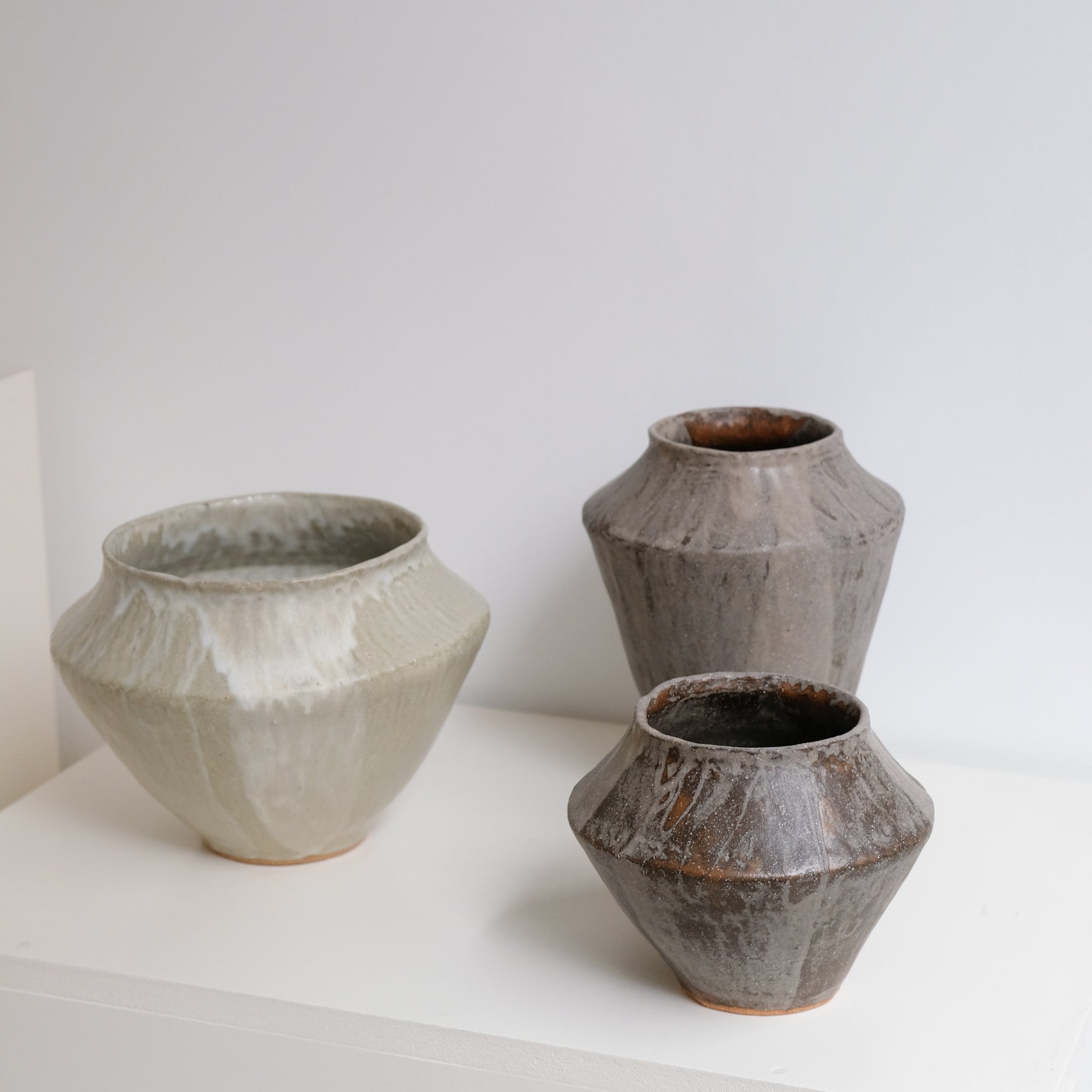 Vase en grès D 21cm - marron gris de Lola Moreau chez Brutal Ceramics