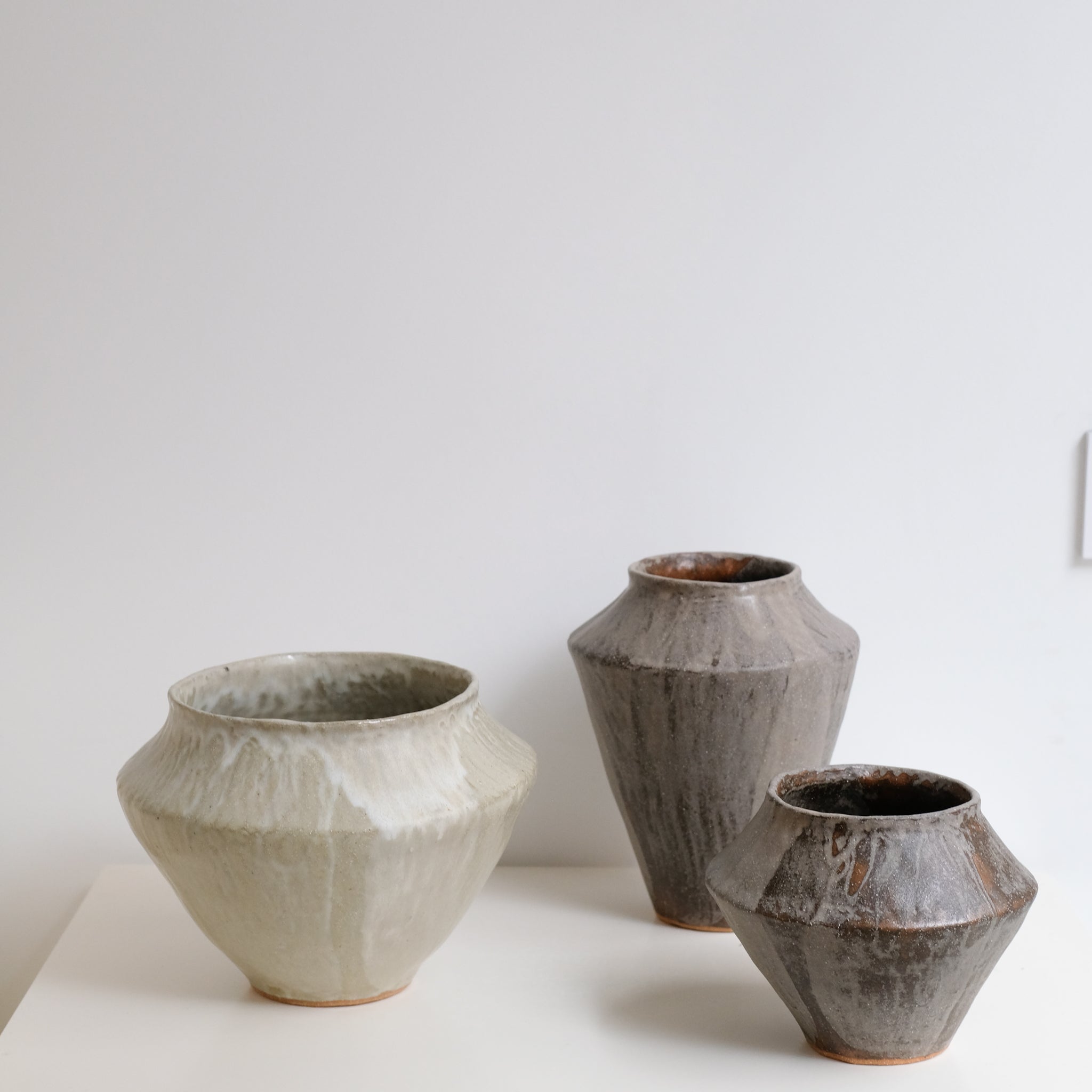Vase en grès H 17,5cm - Blanc vert de Lola Moreau chez Brutal Ceramics