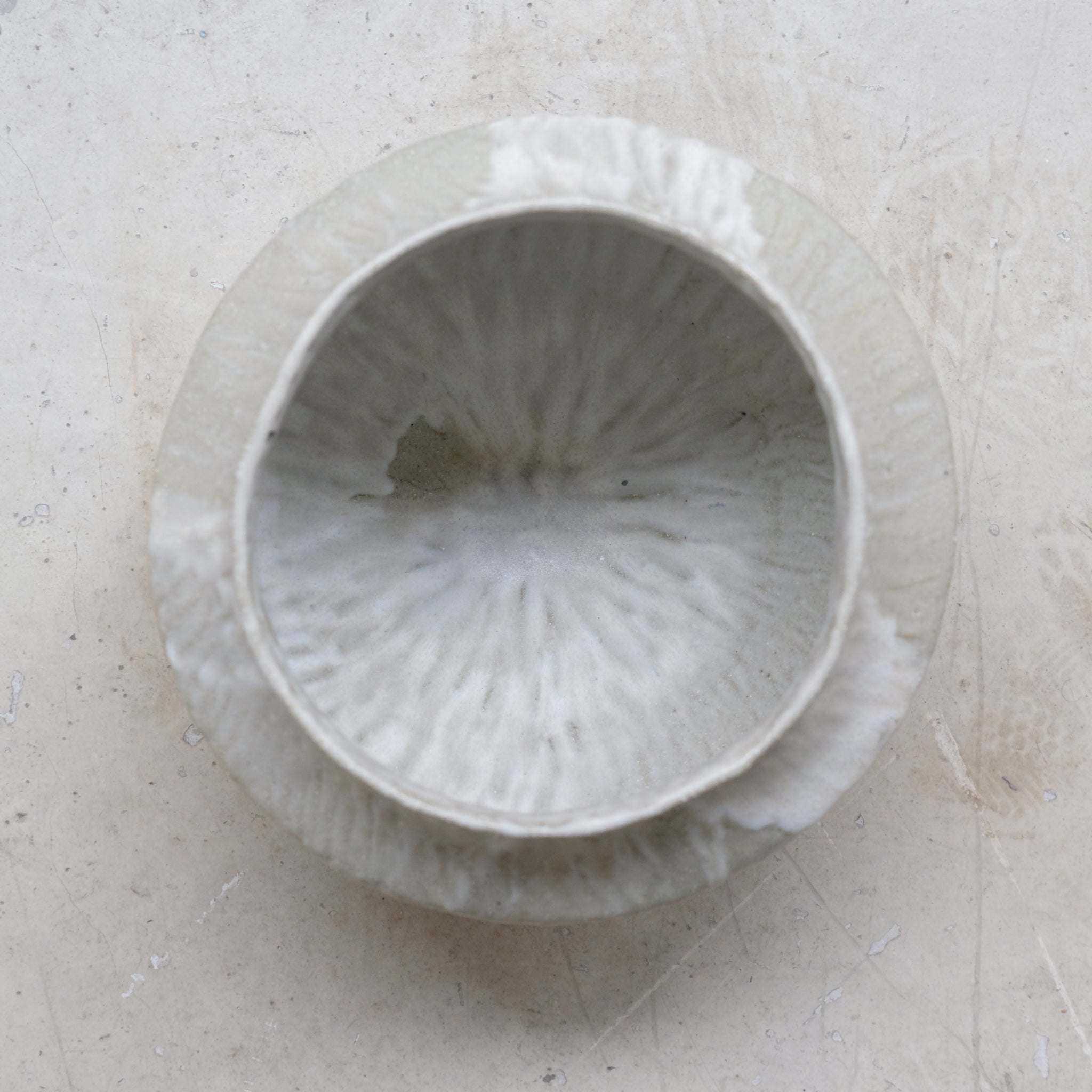 Vase en grès H 17,5cm - Blanc vert de Lola Moreau chez Brutal Ceramics