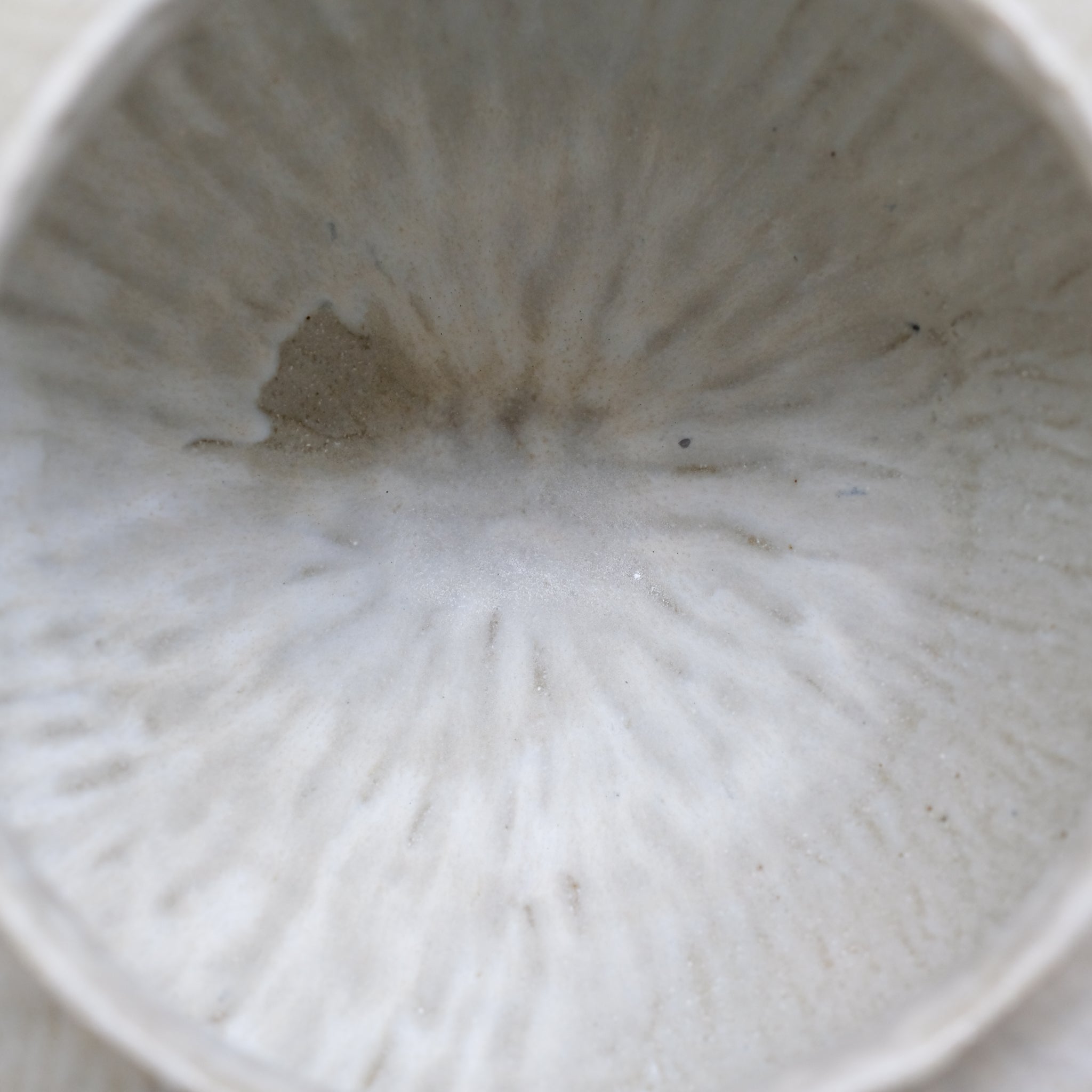 Vase en grès H 17,5cm - Blanc vert de Lola Moreau chez Brutal Ceramics
