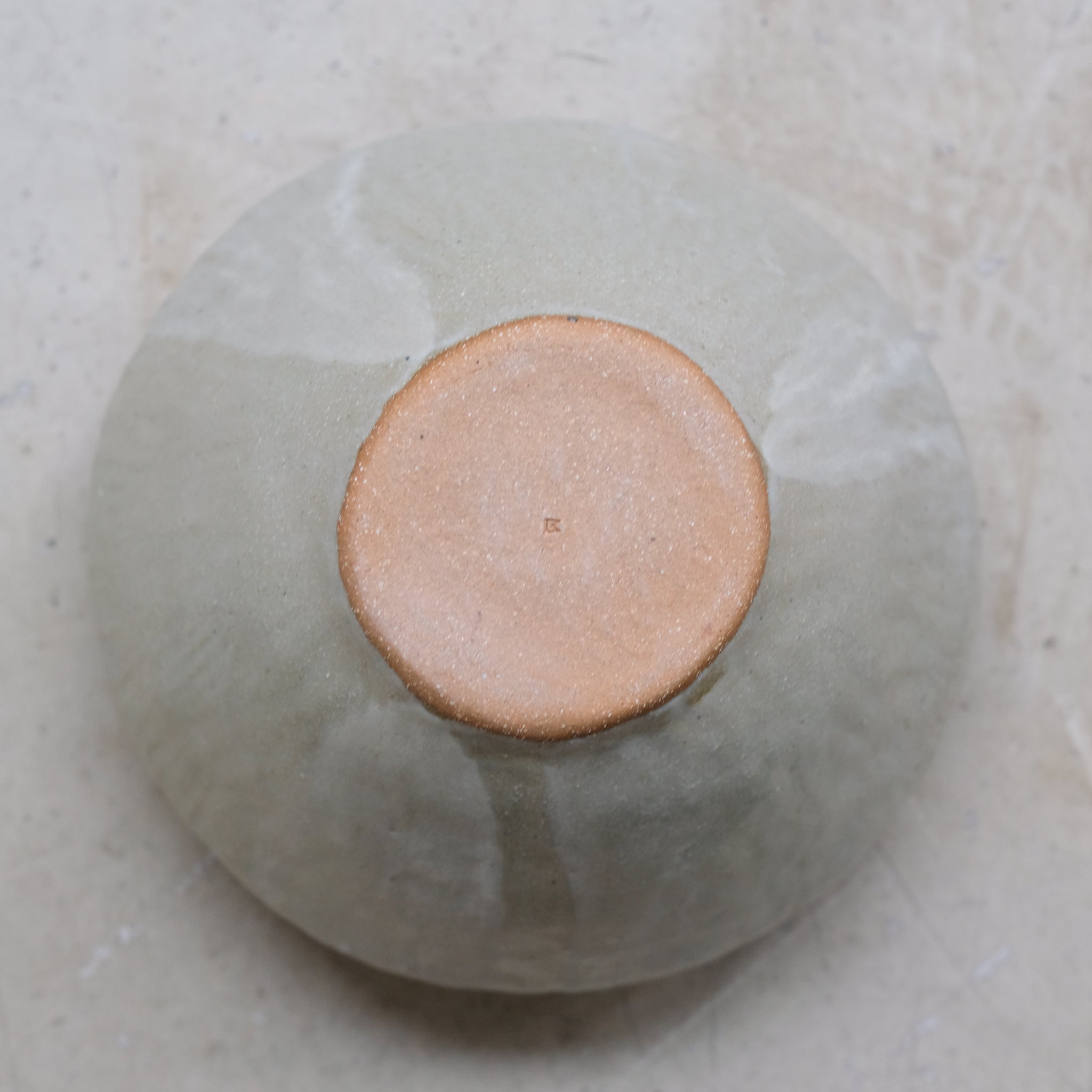Vase en grès H 17,5cm - Blanc vert de Lola Moreau chez Brutal Ceramics