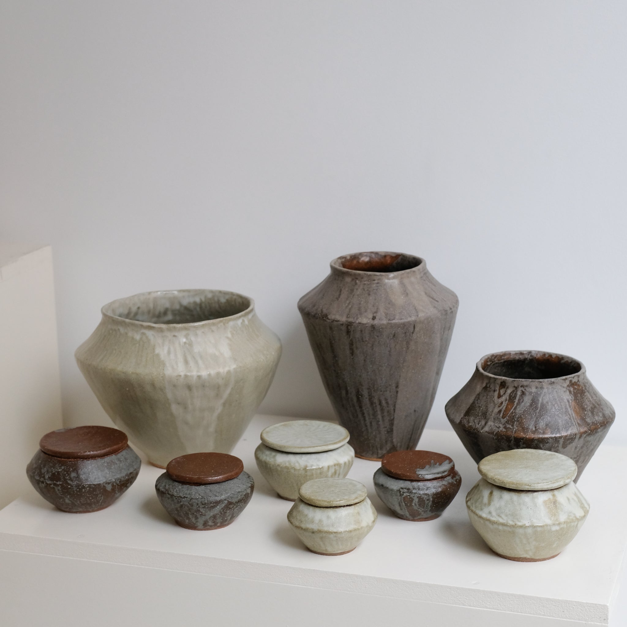 Vase en grès H 13,5cm - marron gris de Lola Moreau chez Brutal Ceramics