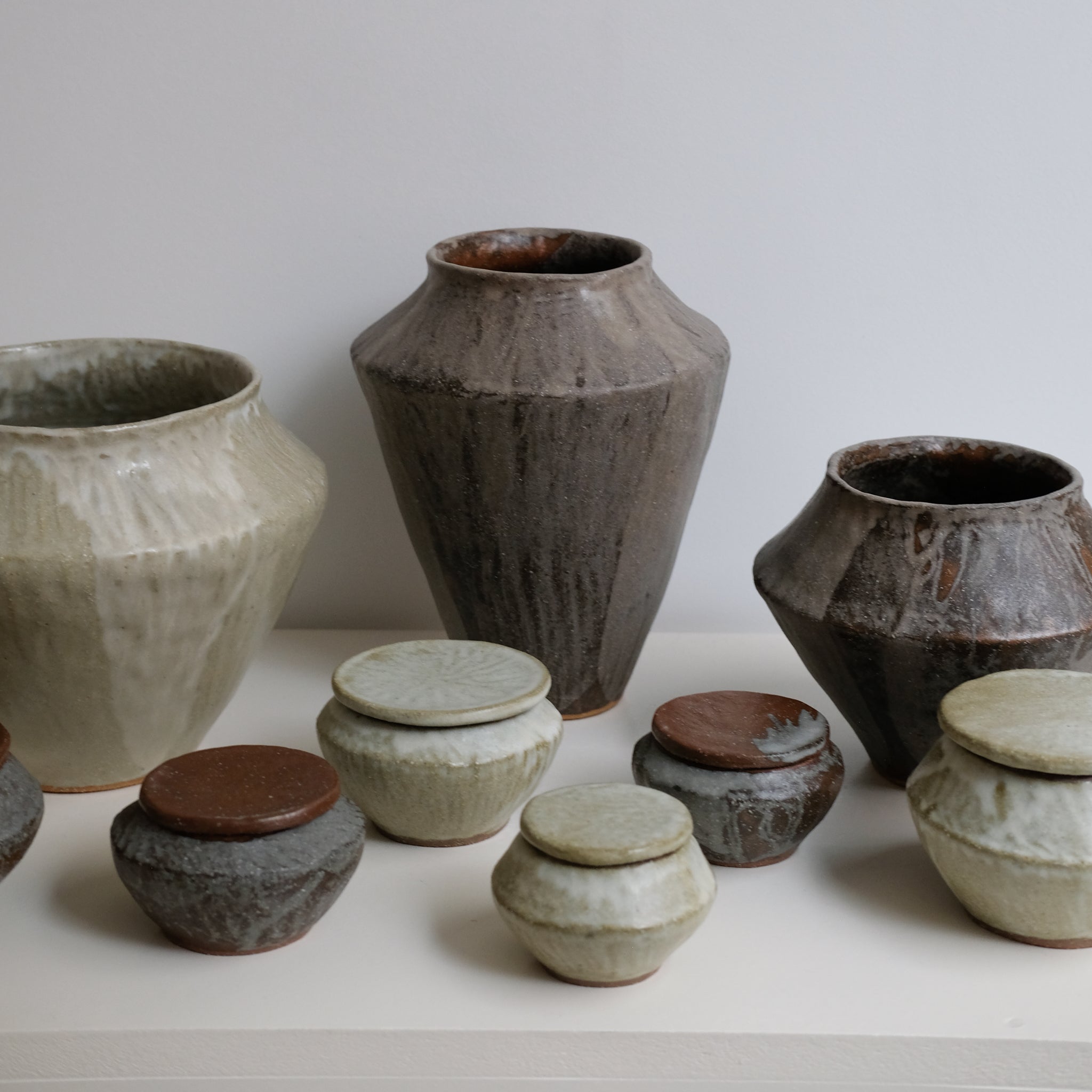 Boite L en grès D 12cm - marron gris de Lola Moreau chez Brutal Ceramics
