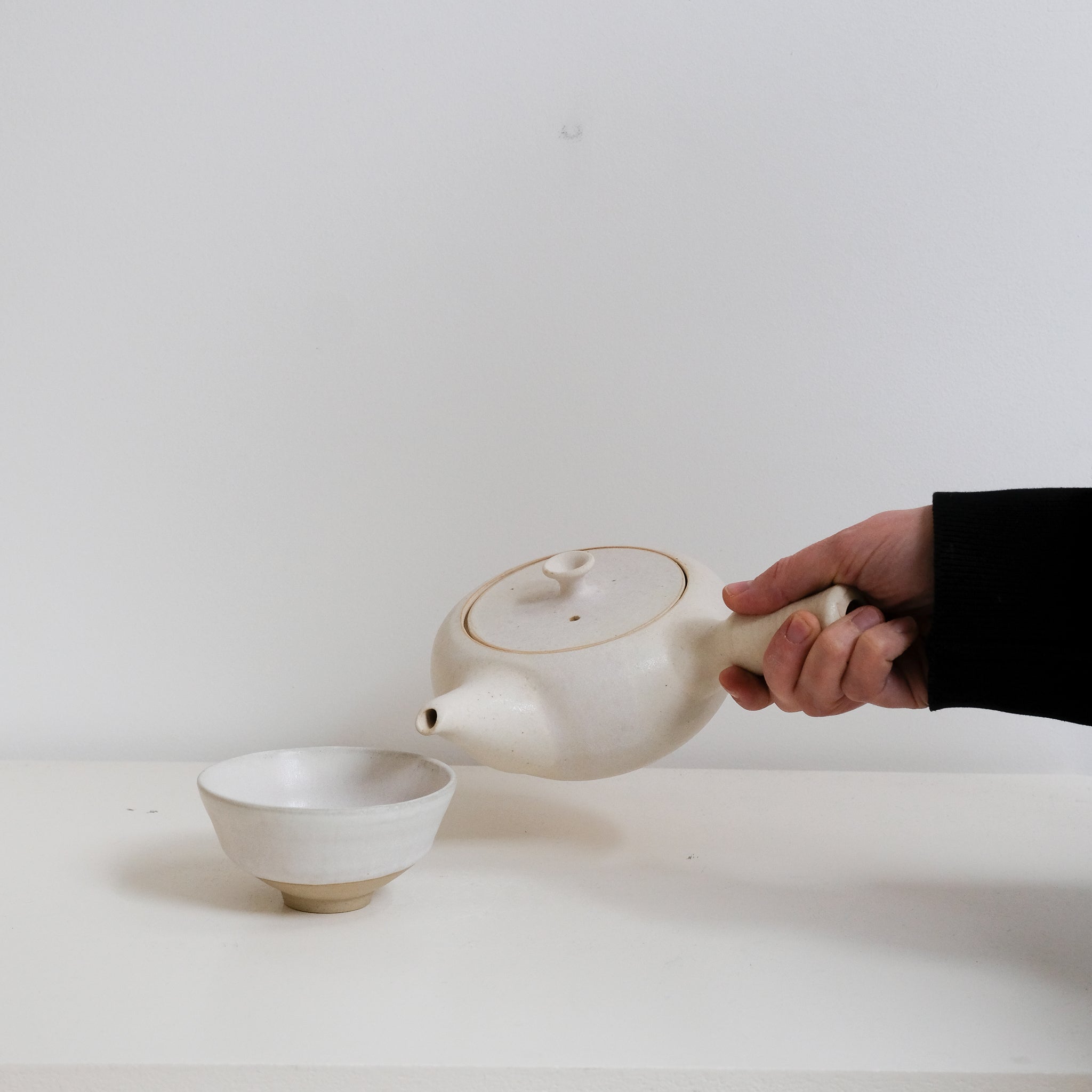 Set Théière(500ml) + 2 tasses(125ml) en grès - blanc beige de Louise Traon chez Brutal Ceramics