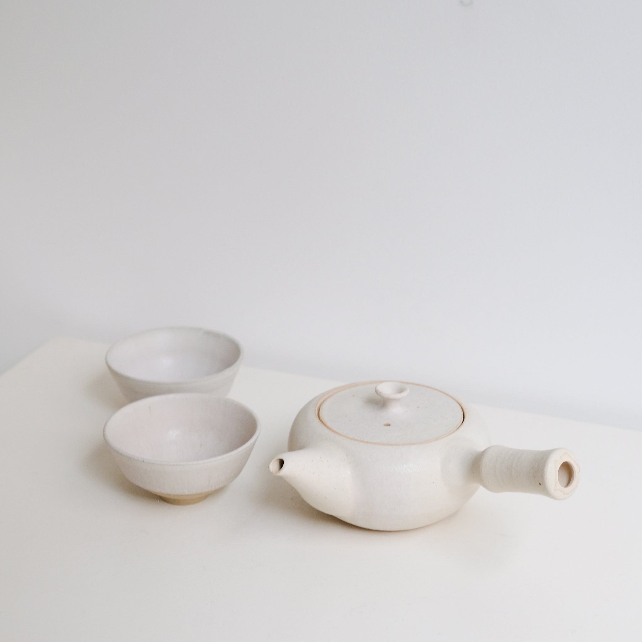 Set Théière(500ml) + 2 tasses(125ml) en grès - blanc beige de Louise Traon chez Brutal Ceramics
